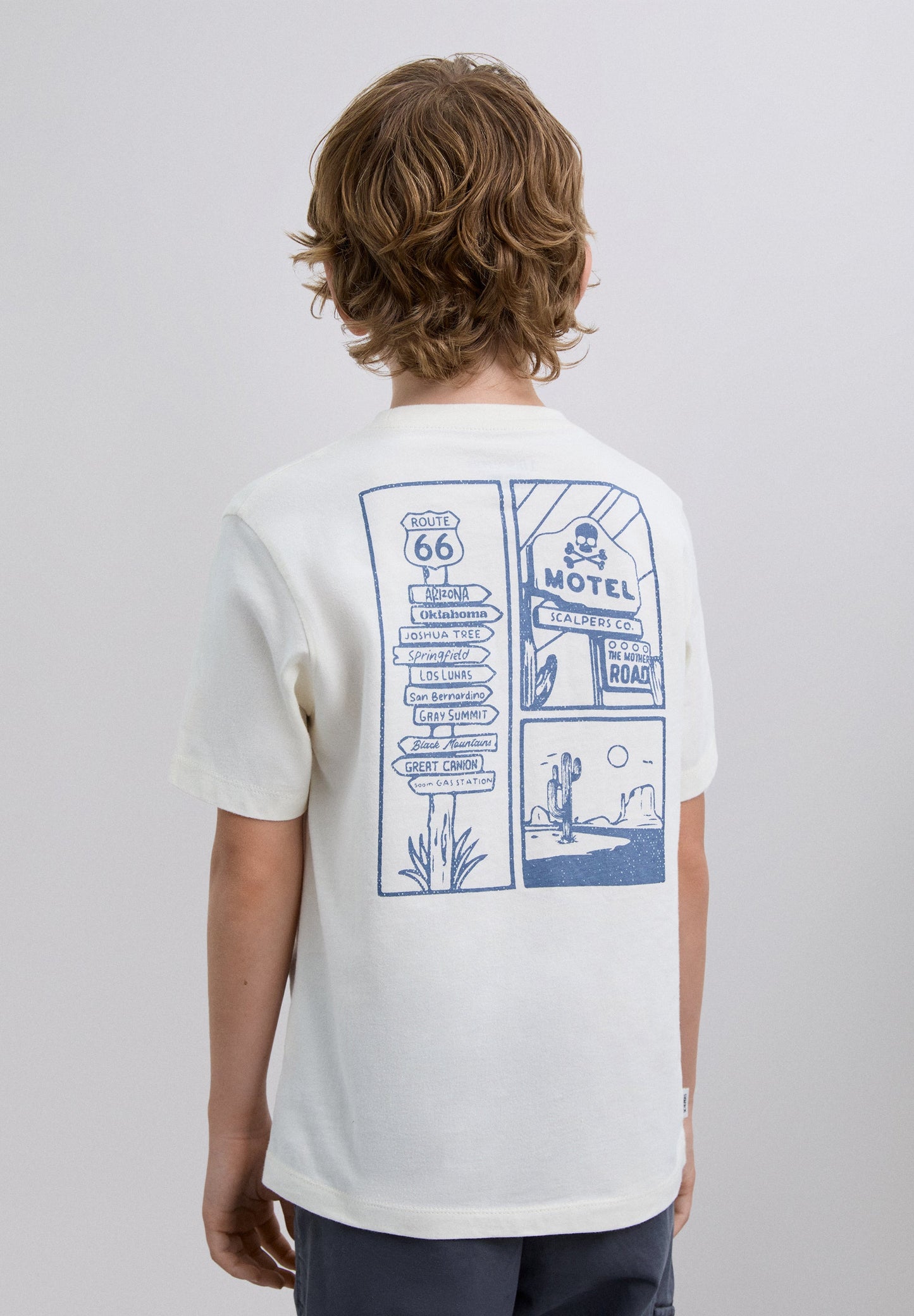 T-SHIRT COM PADRÃO DE LOGÓTIPO