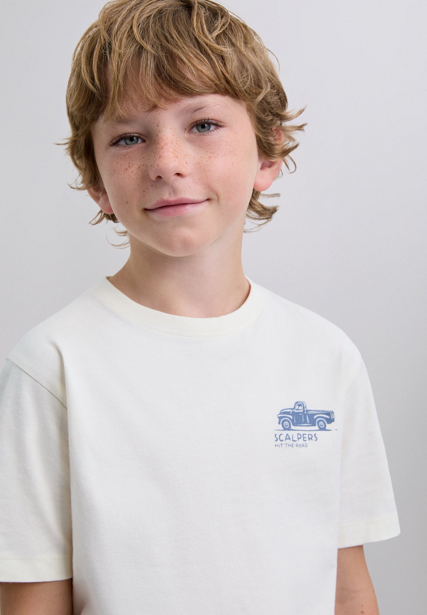 T-SHIRT COM PADRÃO DE LOGÓTIPO