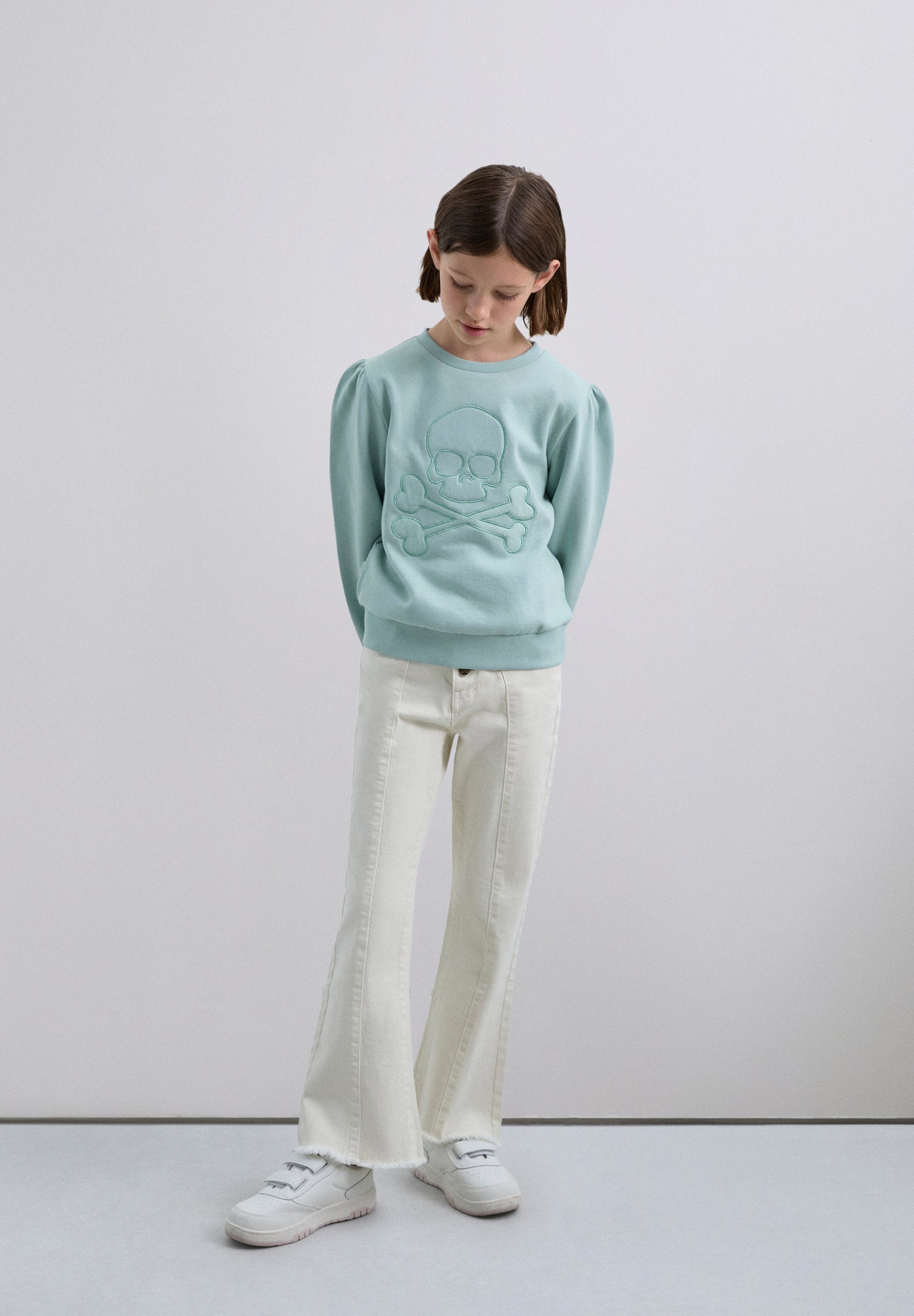 CALÇAS DENIM CORTE À BOCA DE SINO