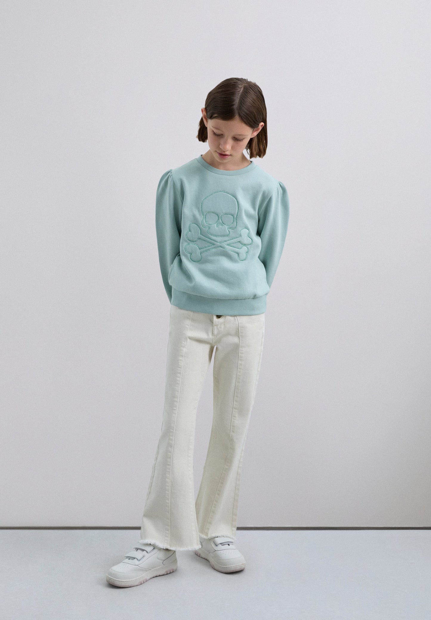 SWEATSHIRT COM SKULL BORDADA