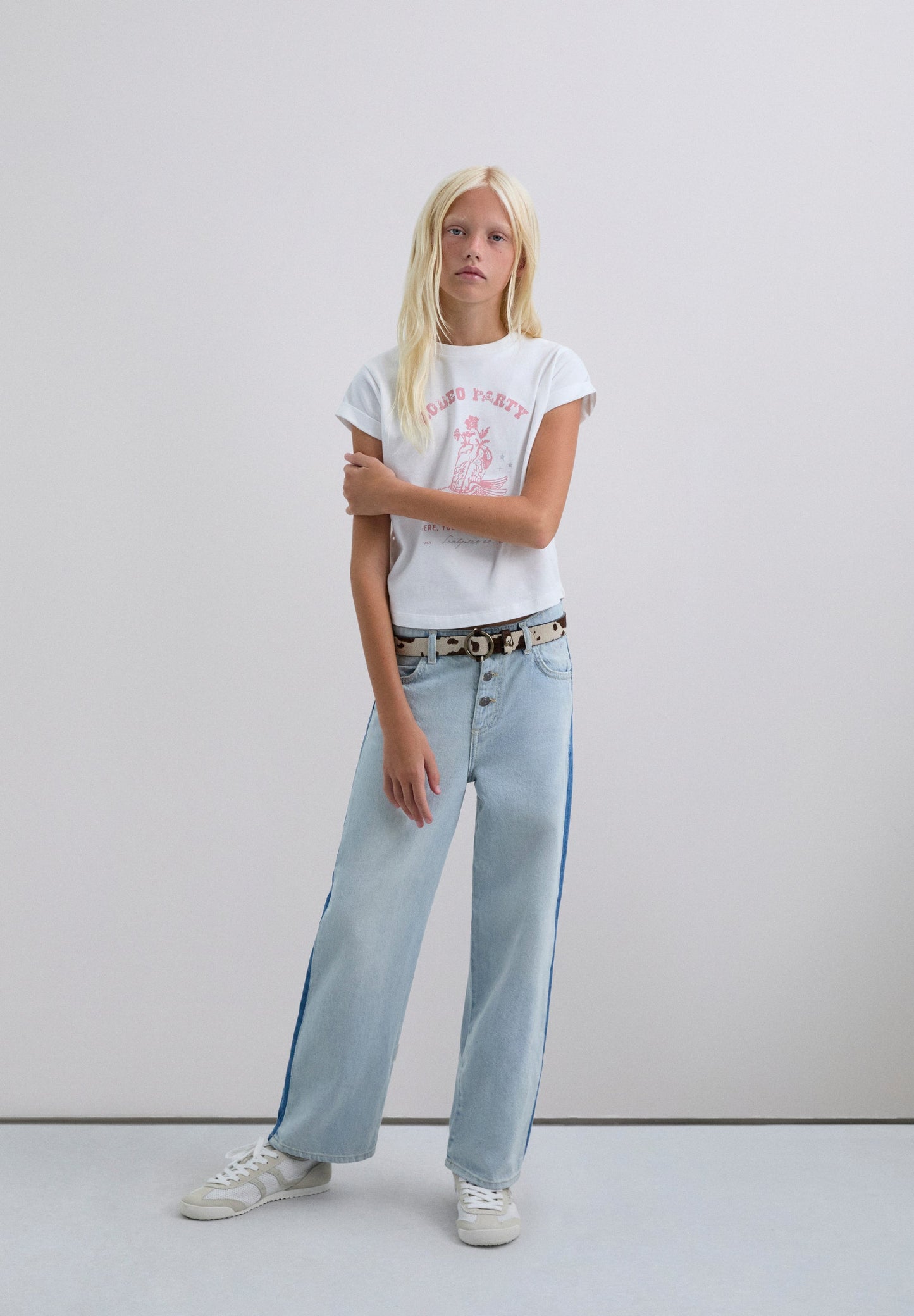 T-SHIRT COM PADRÃO DE LOGÓTIPO