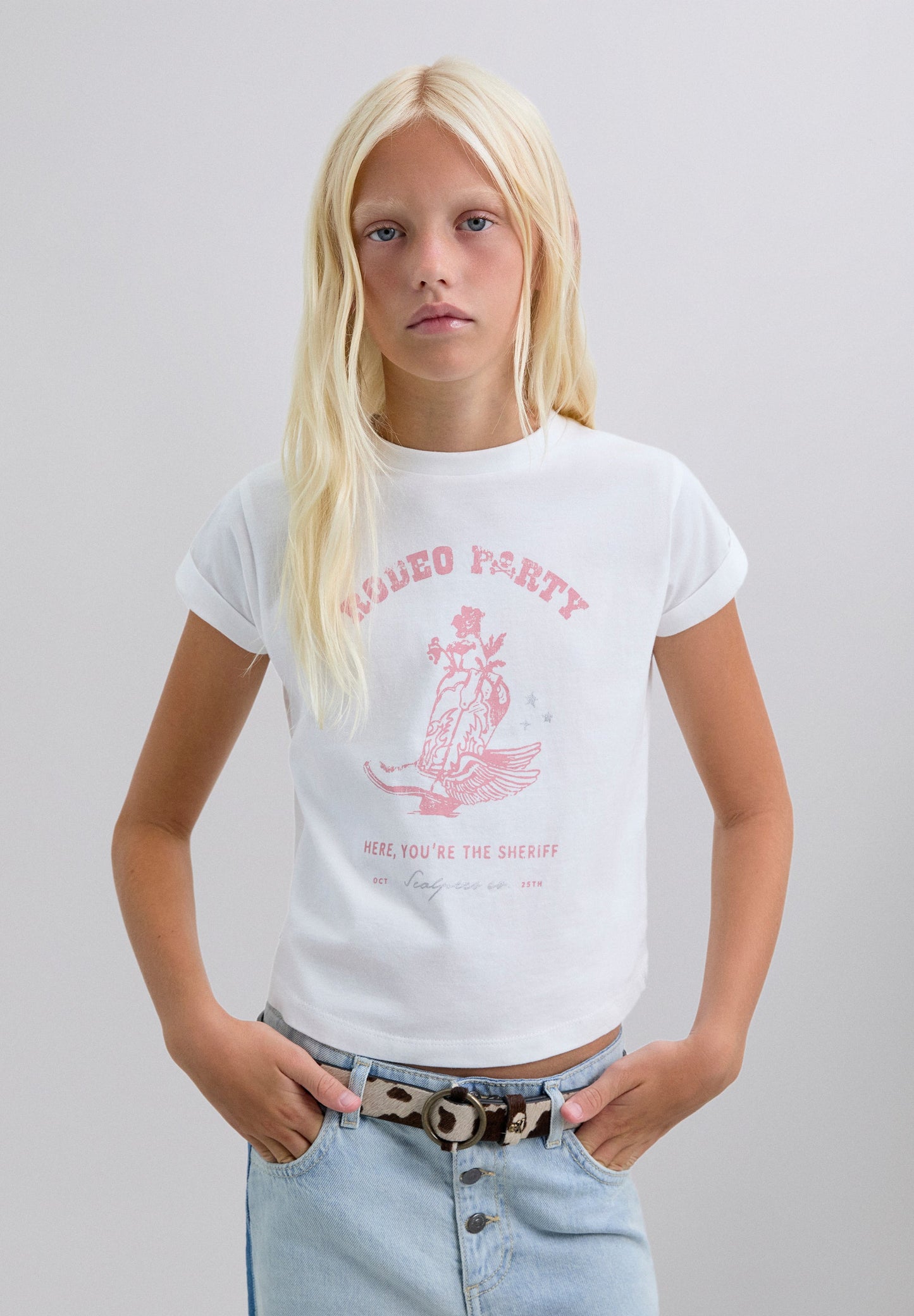 T-SHIRT COM PADRÃO DE LOGÓTIPO