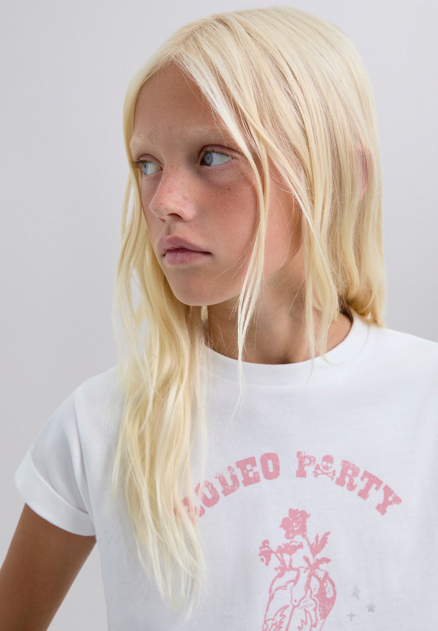 T-SHIRT COM PADRÃO DE LOGÓTIPO