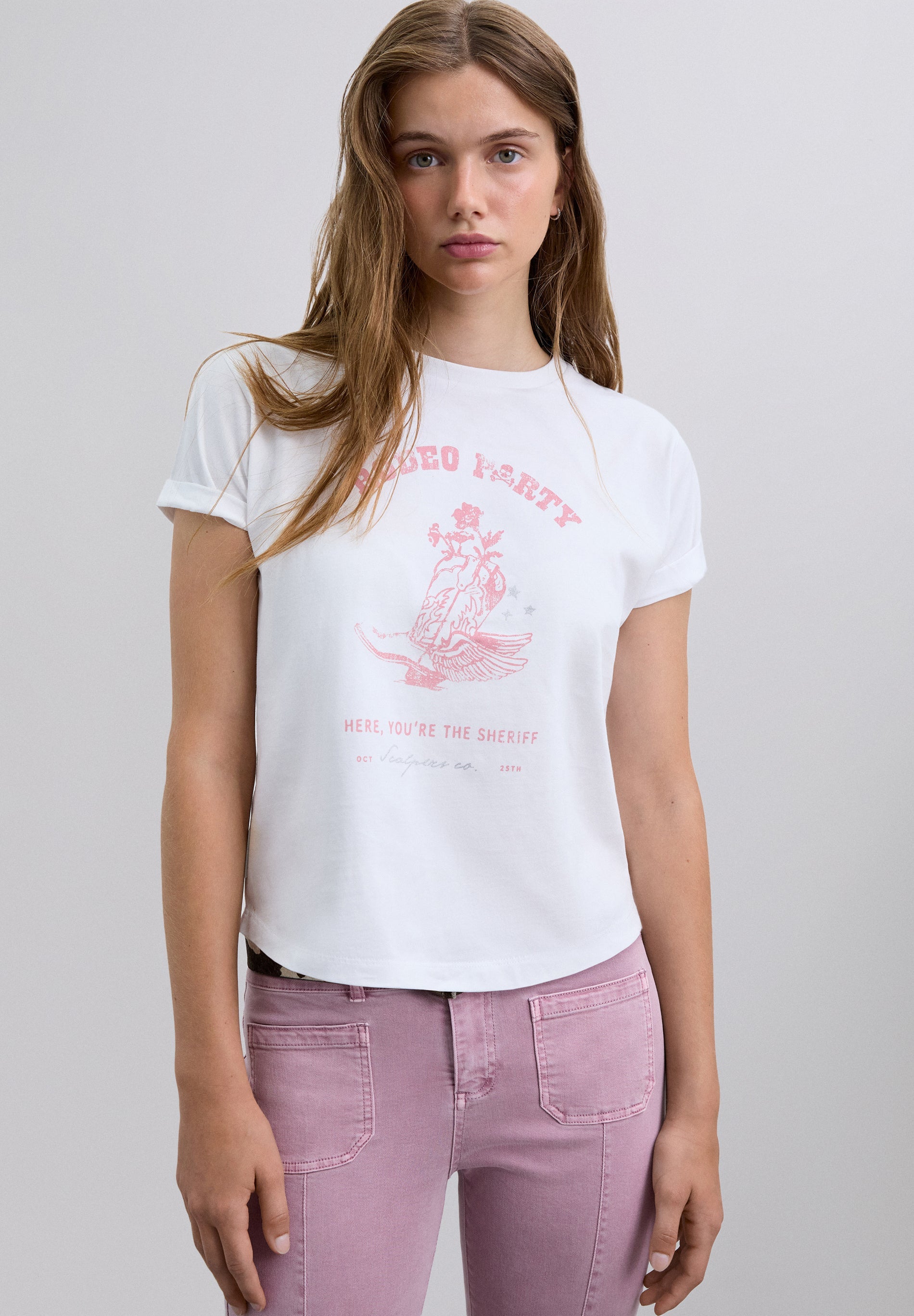 T-SHIRT COM PADRÃO DE LOGÓTIPO