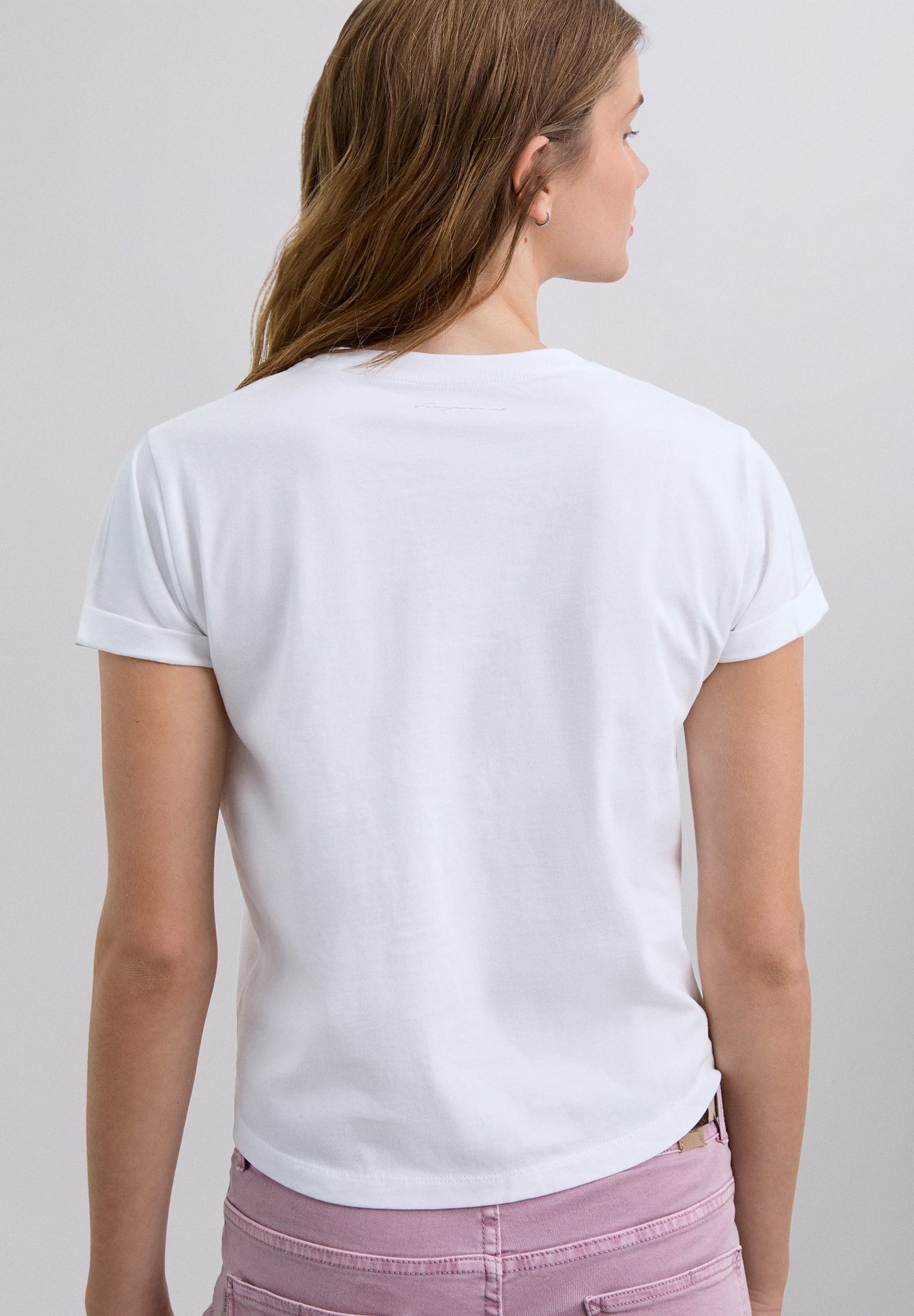 T-SHIRT COM PADRÃO DE LOGÓTIPO