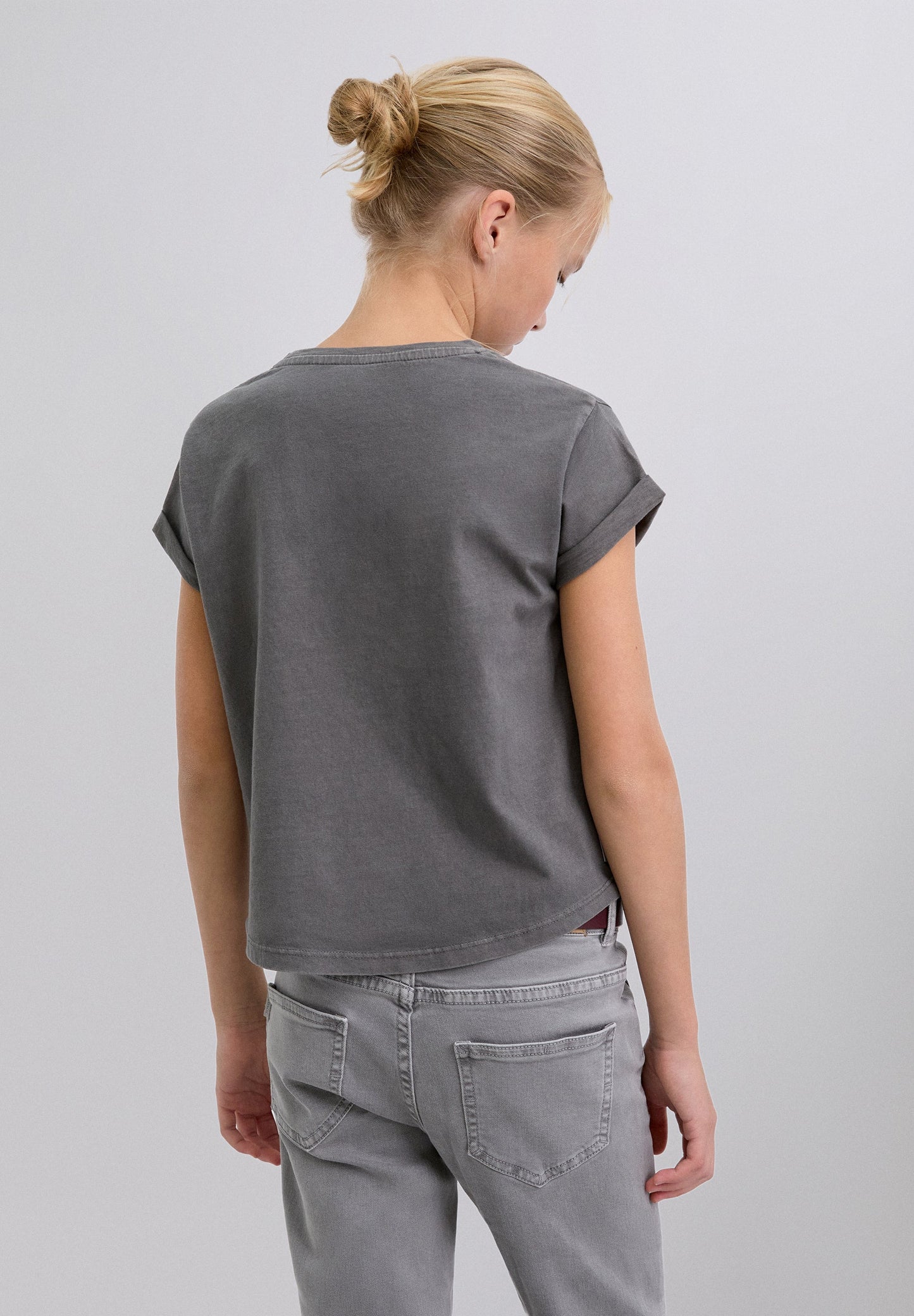 T-SHIRT COM PADRÃO DE LOGÓTIPO