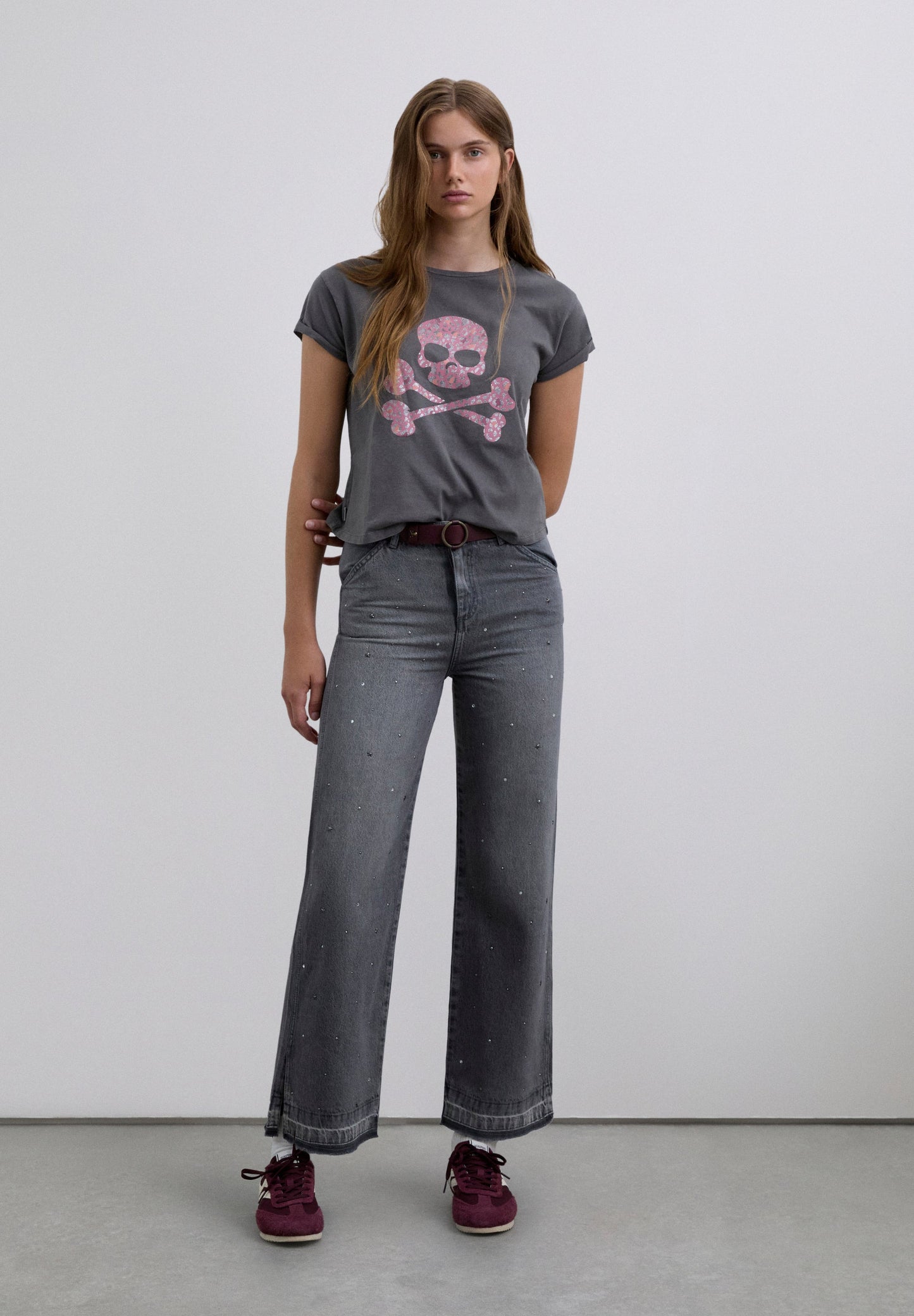 T-SHIRT COM PADRÃO DE LOGÓTIPO