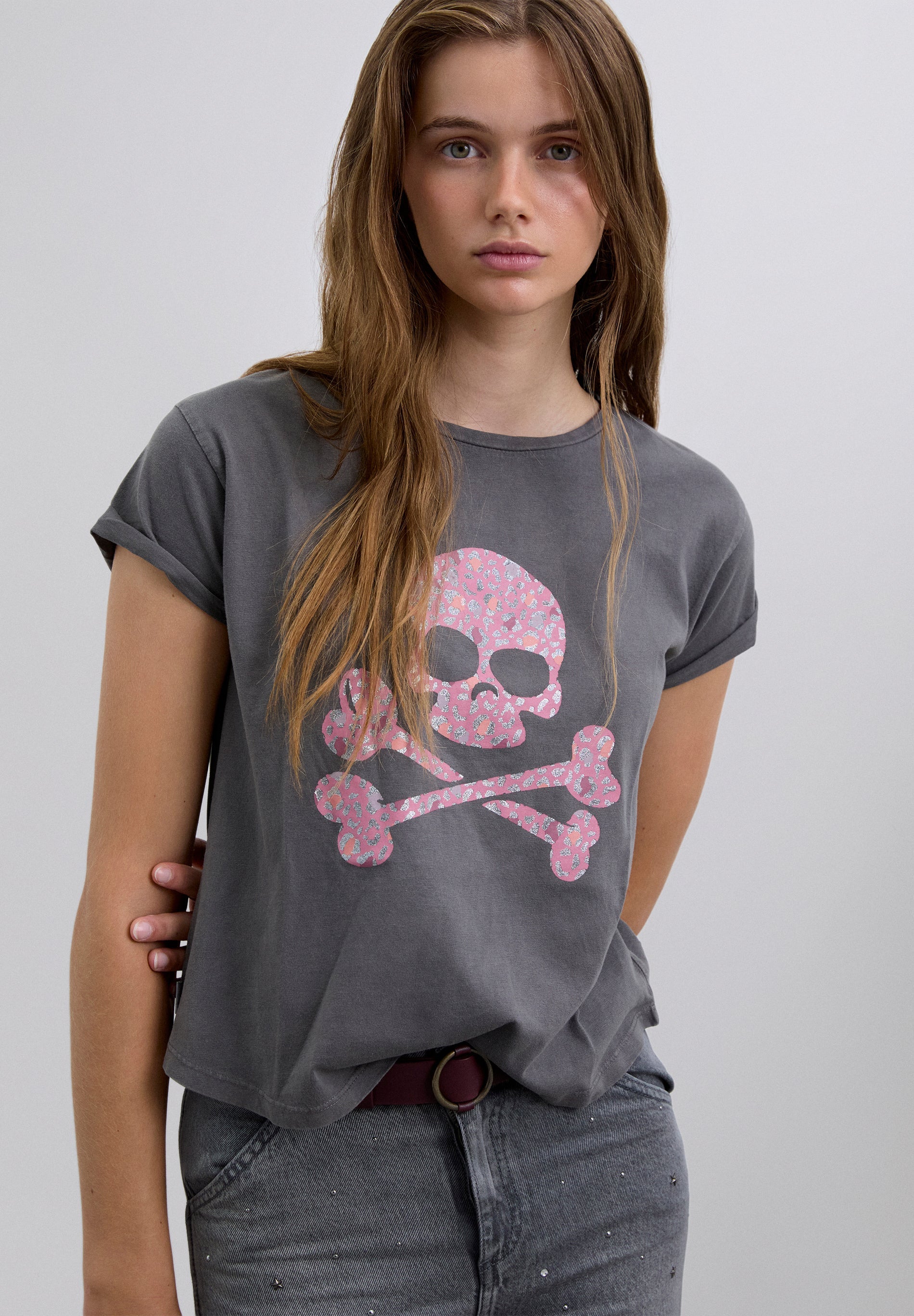 T-SHIRT COM PADRÃO DE LOGÓTIPO
