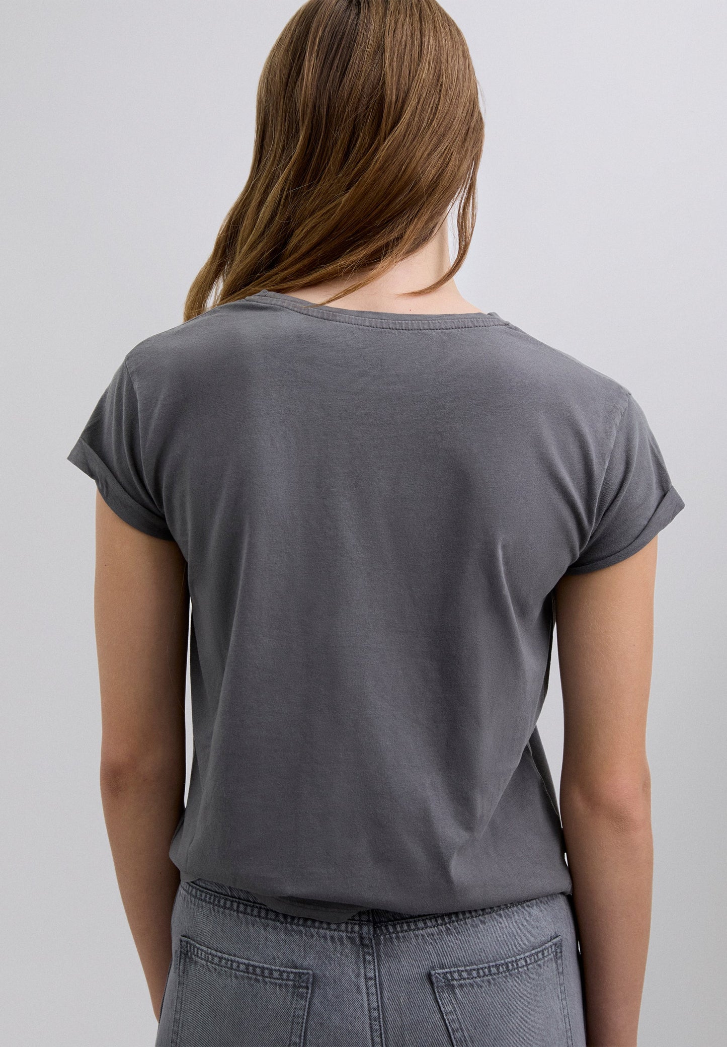 T-SHIRT COM PADRÃO DE LOGÓTIPO