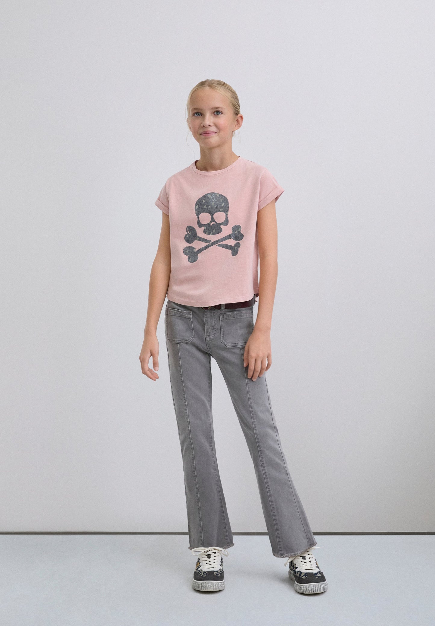 T-SHIRT COM PADRÃO DE LOGÓTIPO