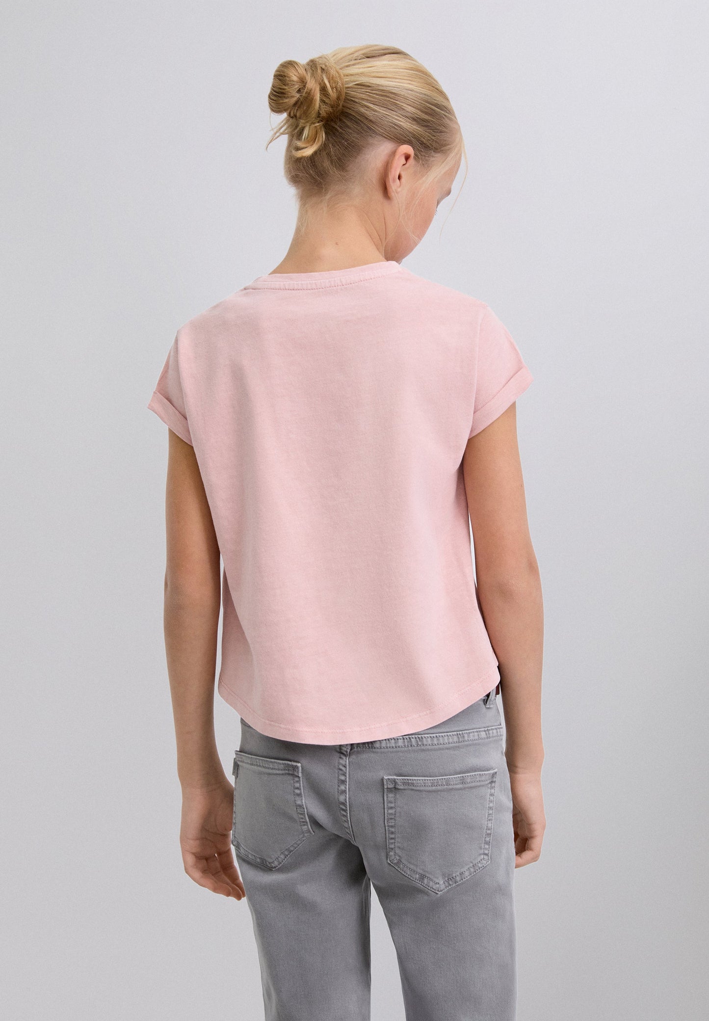 T-SHIRT COM PADRÃO DE LOGÓTIPO