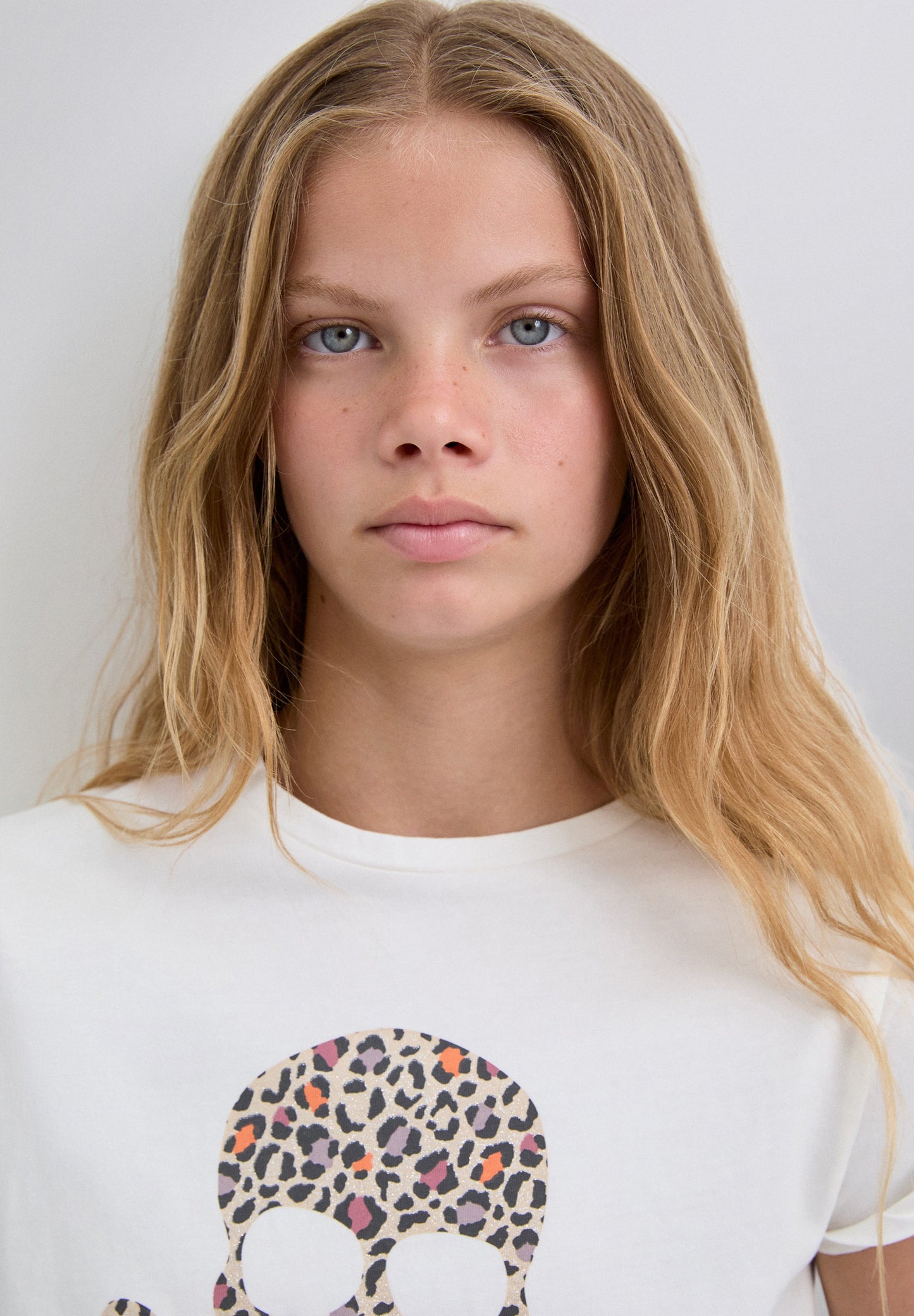 T-SHIRT COM PADRÃO DE LOGÓTIPO