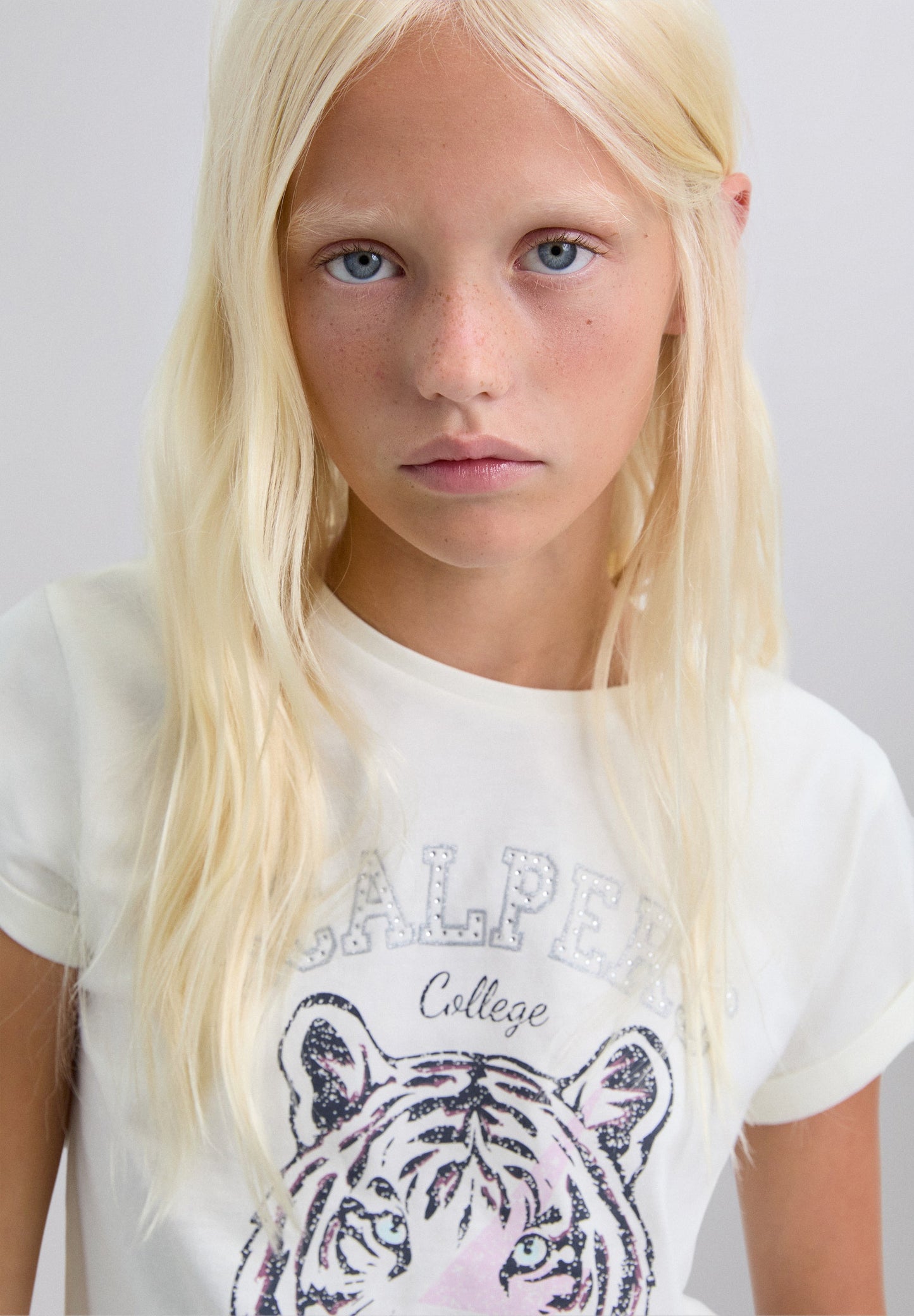 T-SHIRT COM STRASS EM PADRÃO