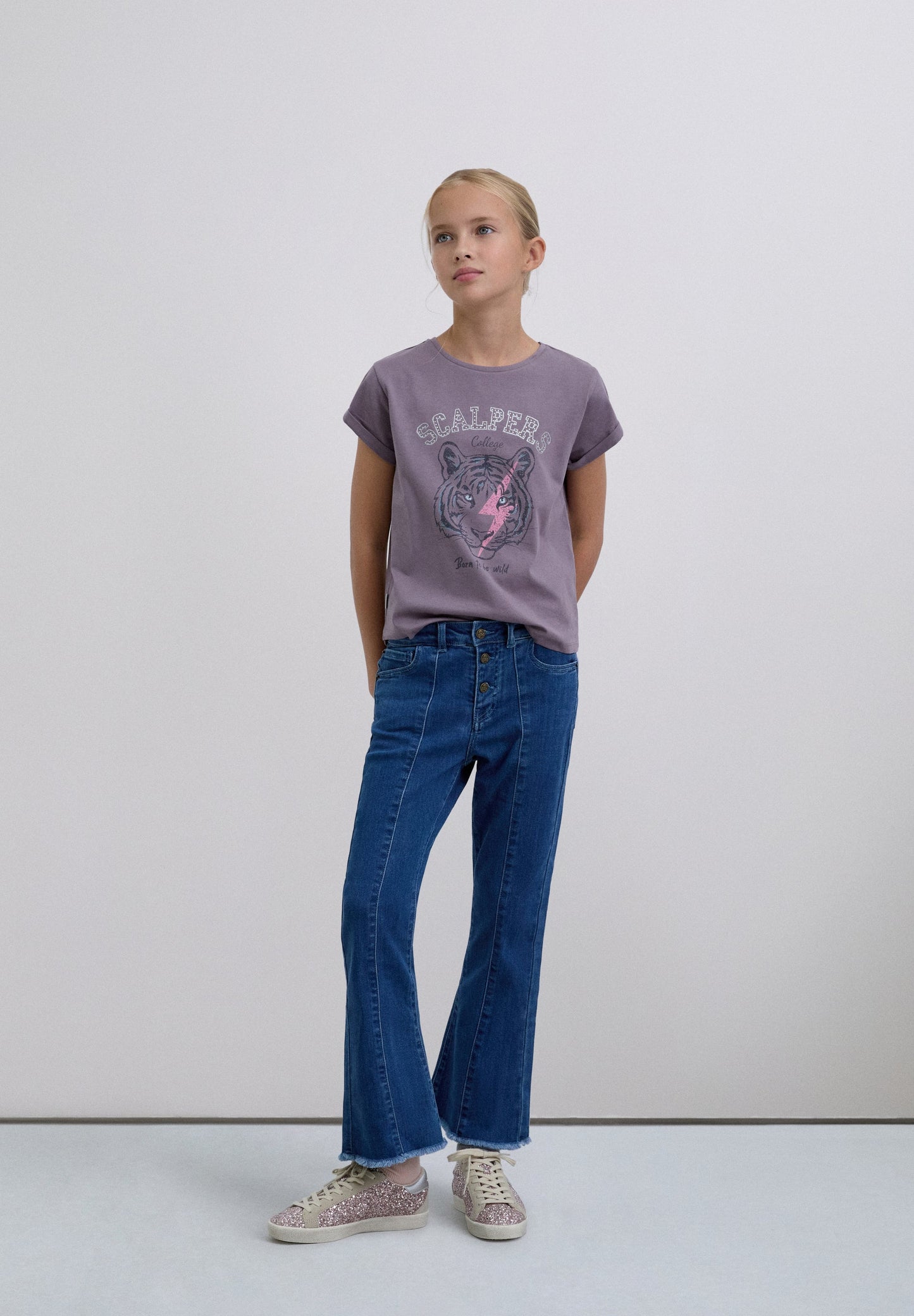 T-SHIRT COM STRASS EM PADRÃO