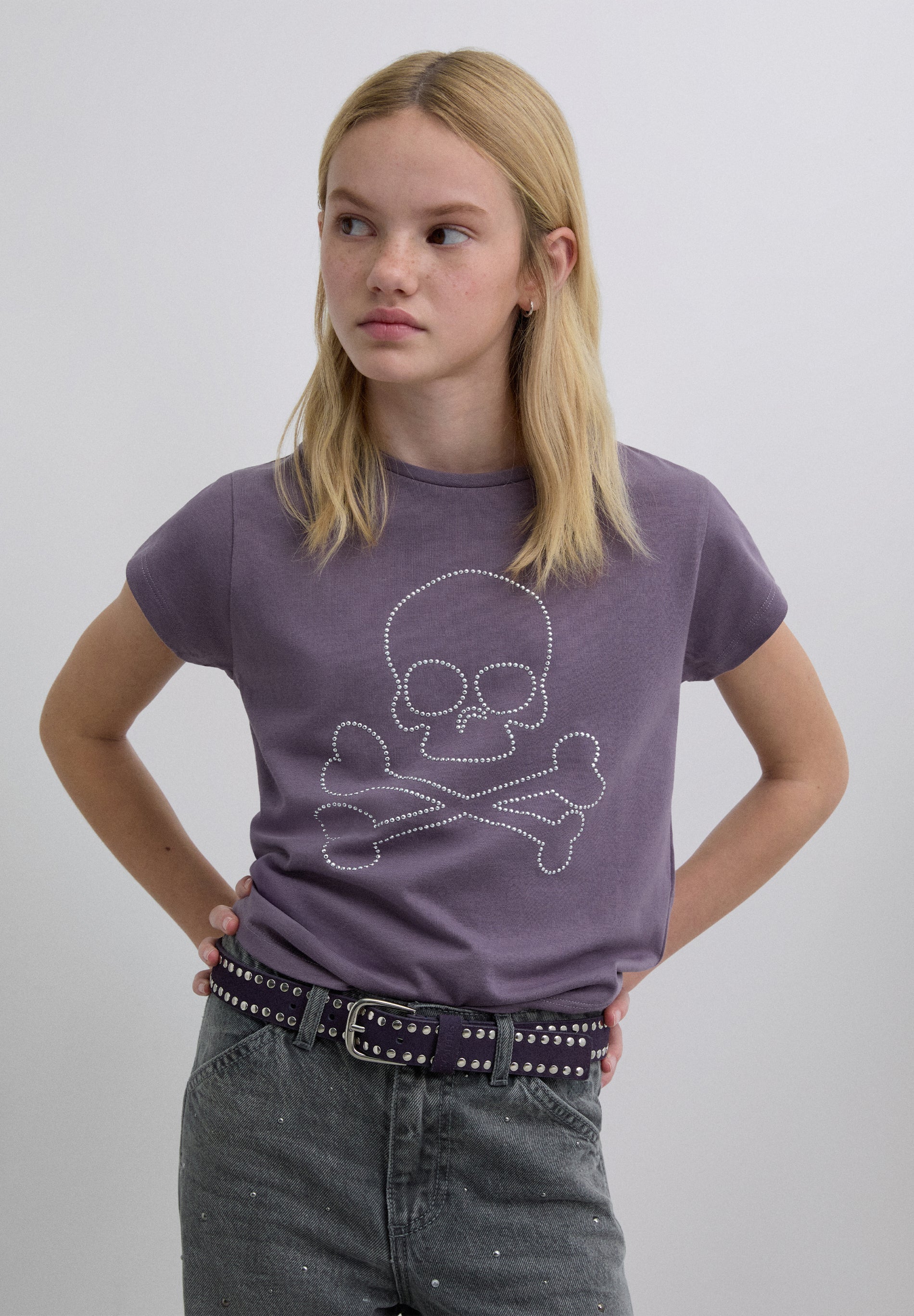 T-SHIRT COM STRASS E SKULL