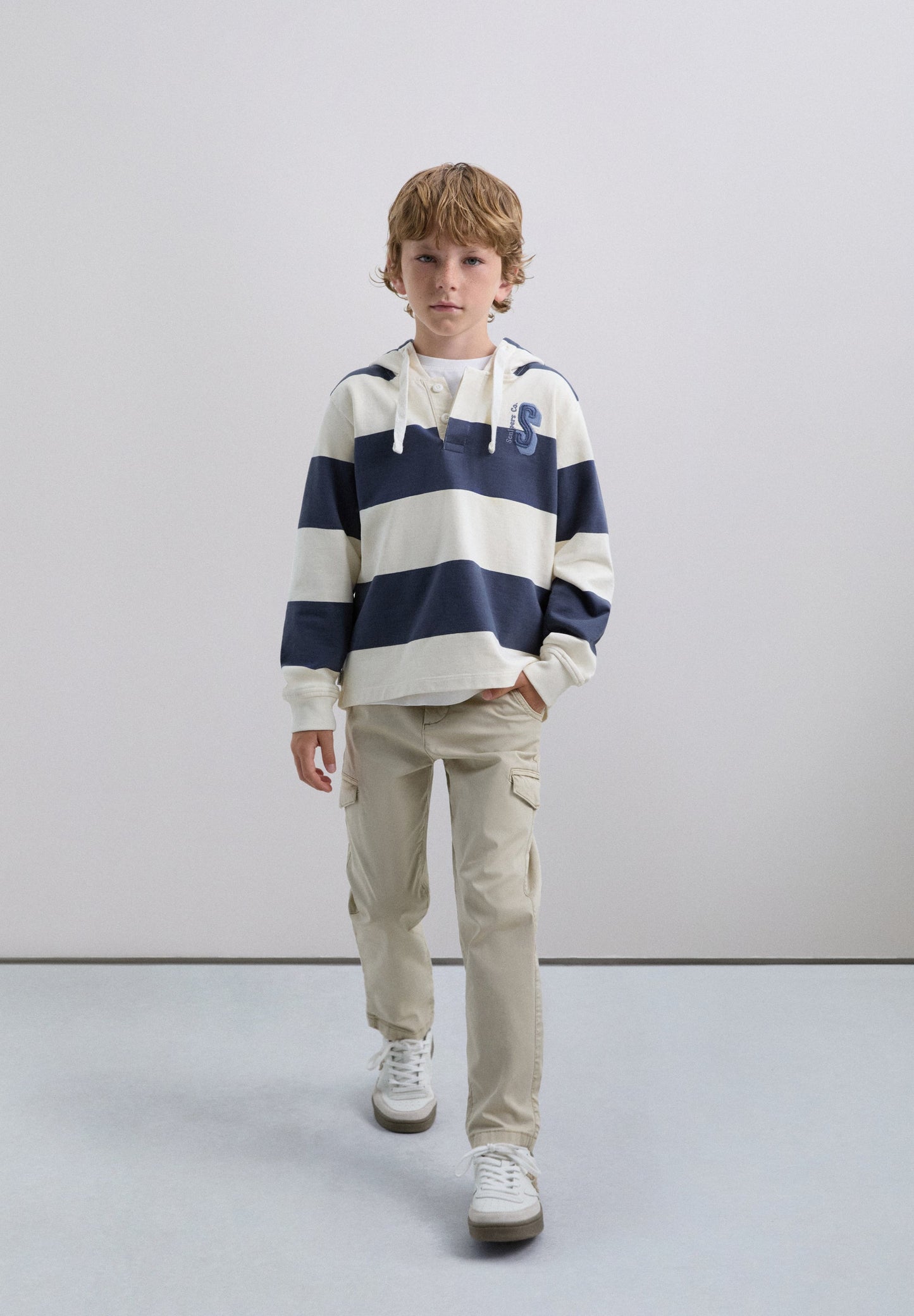 SWEATSHIRT ÀS RISCAS DE CAPUZ COM SKULL