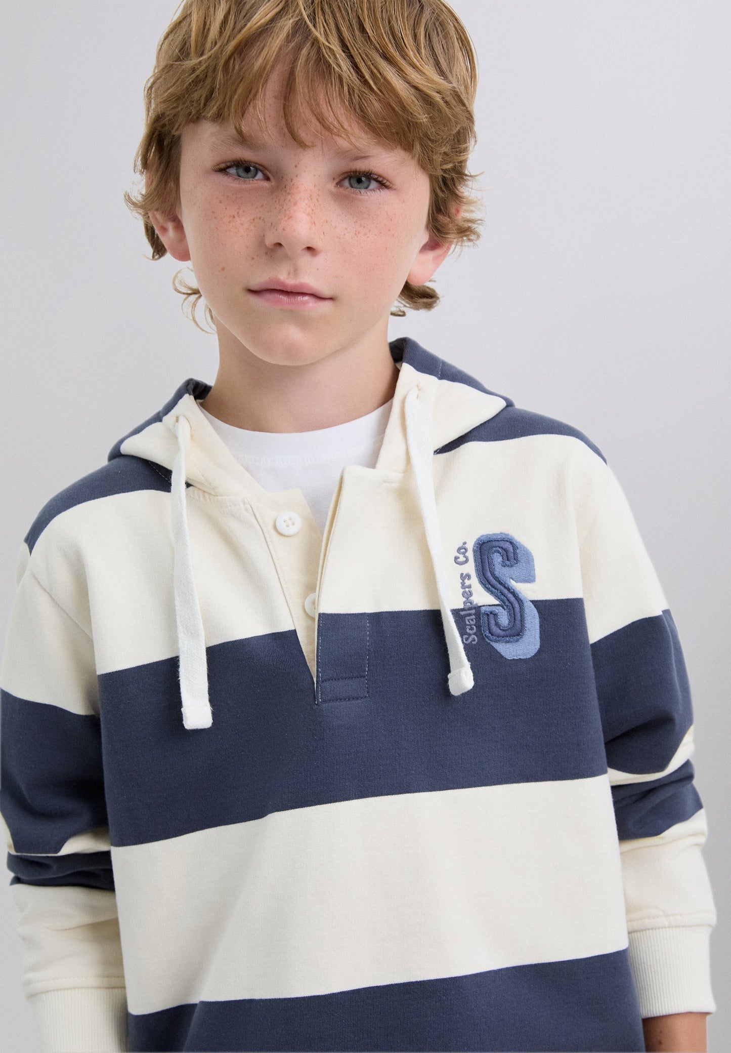 SWEATSHIRT ÀS RISCAS DE CAPUZ COM SKULL