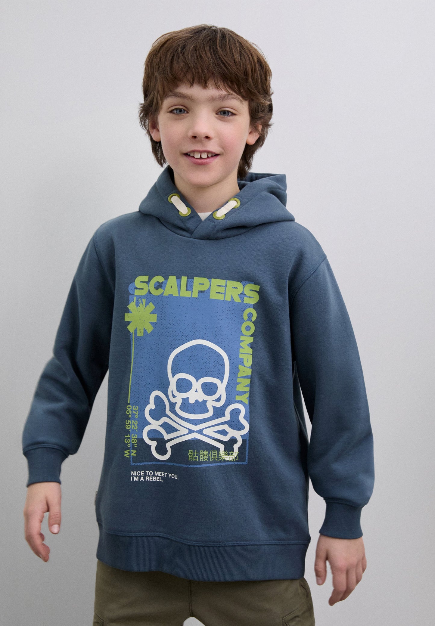 SWEATSHIRT COM CAPUZ E PADRÃO