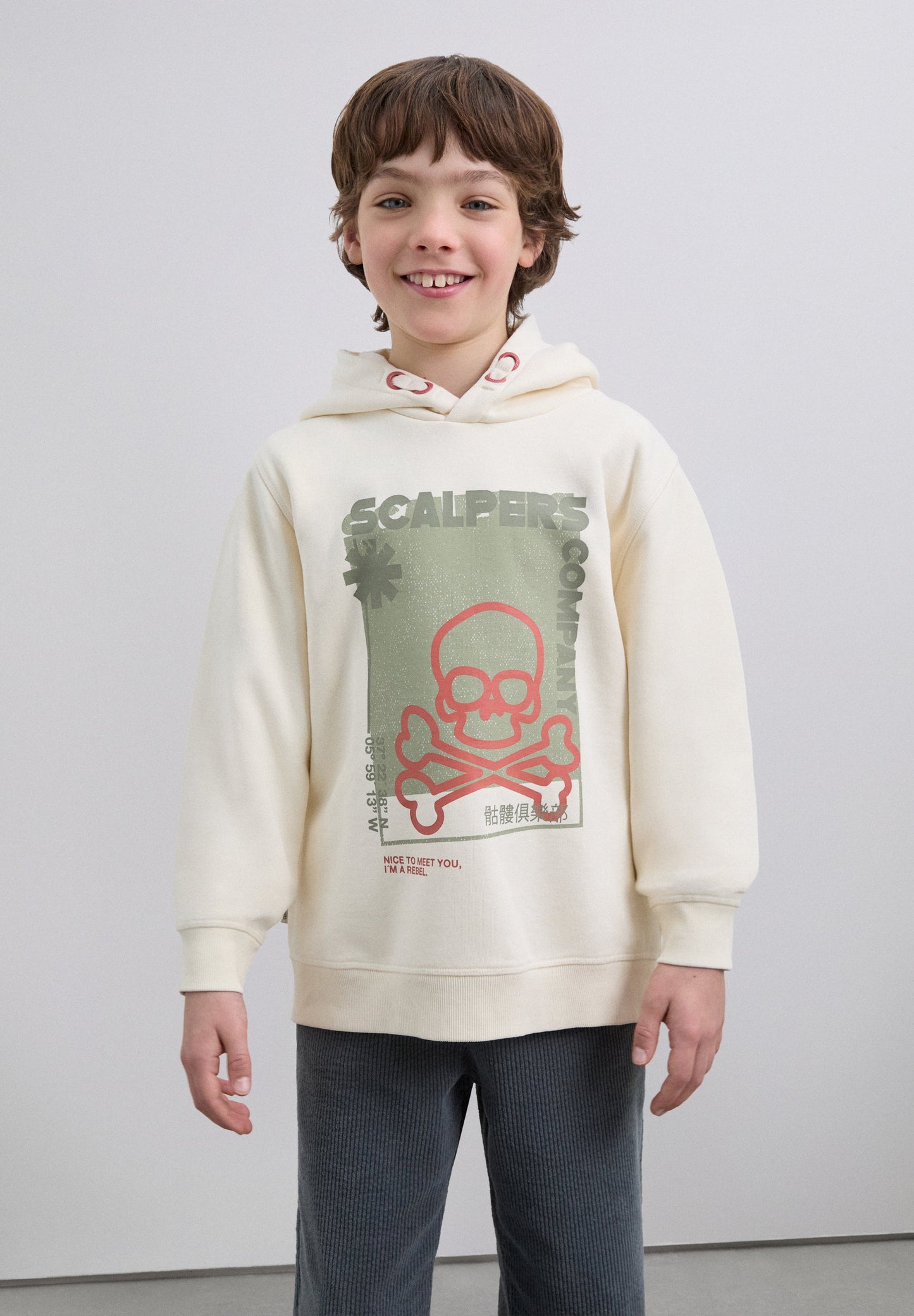 SWEATSHIRT COM CAPUZ E PADRÃO