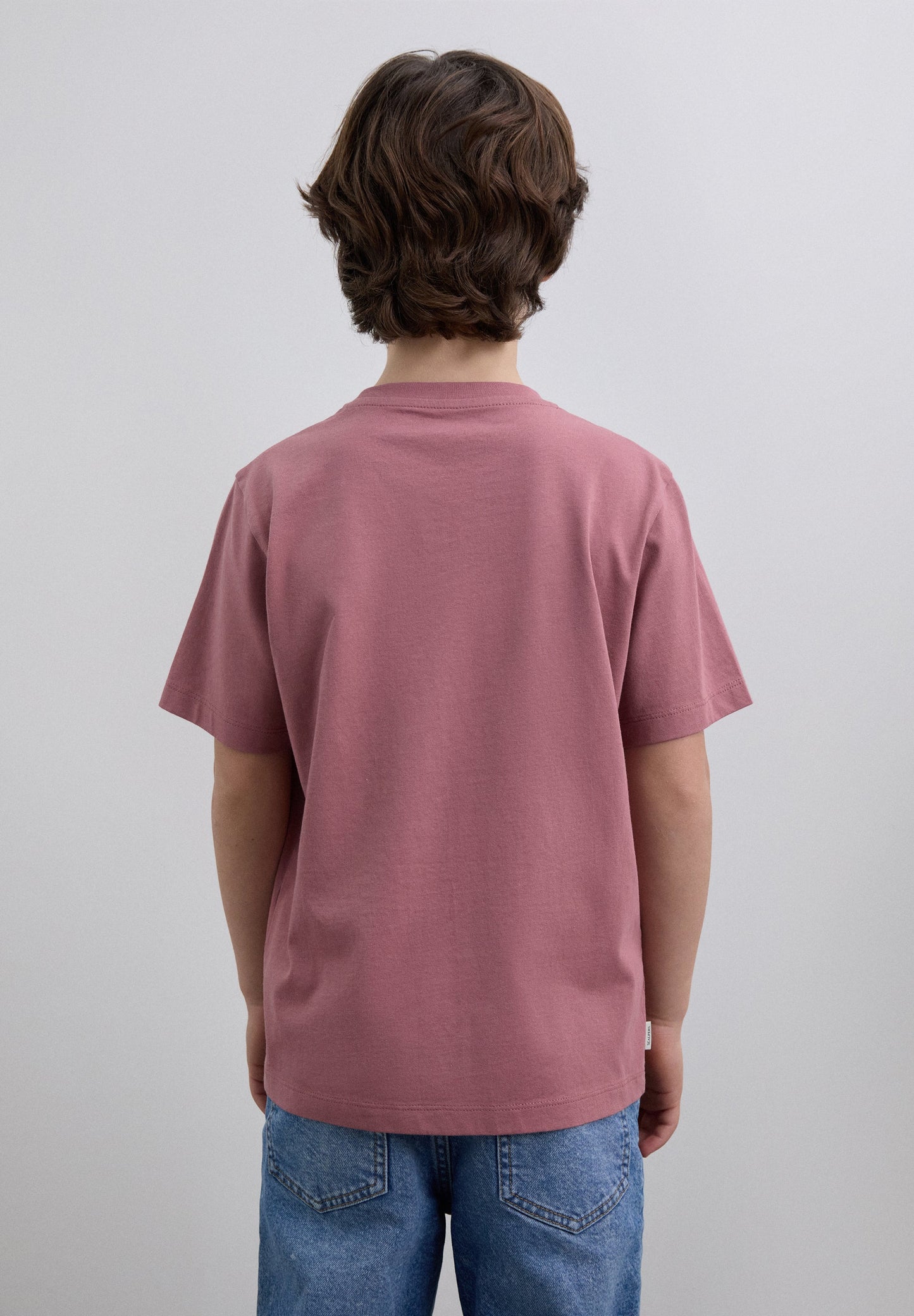 T-SHIRT COM PADRÃO DE LOGÓTIPO