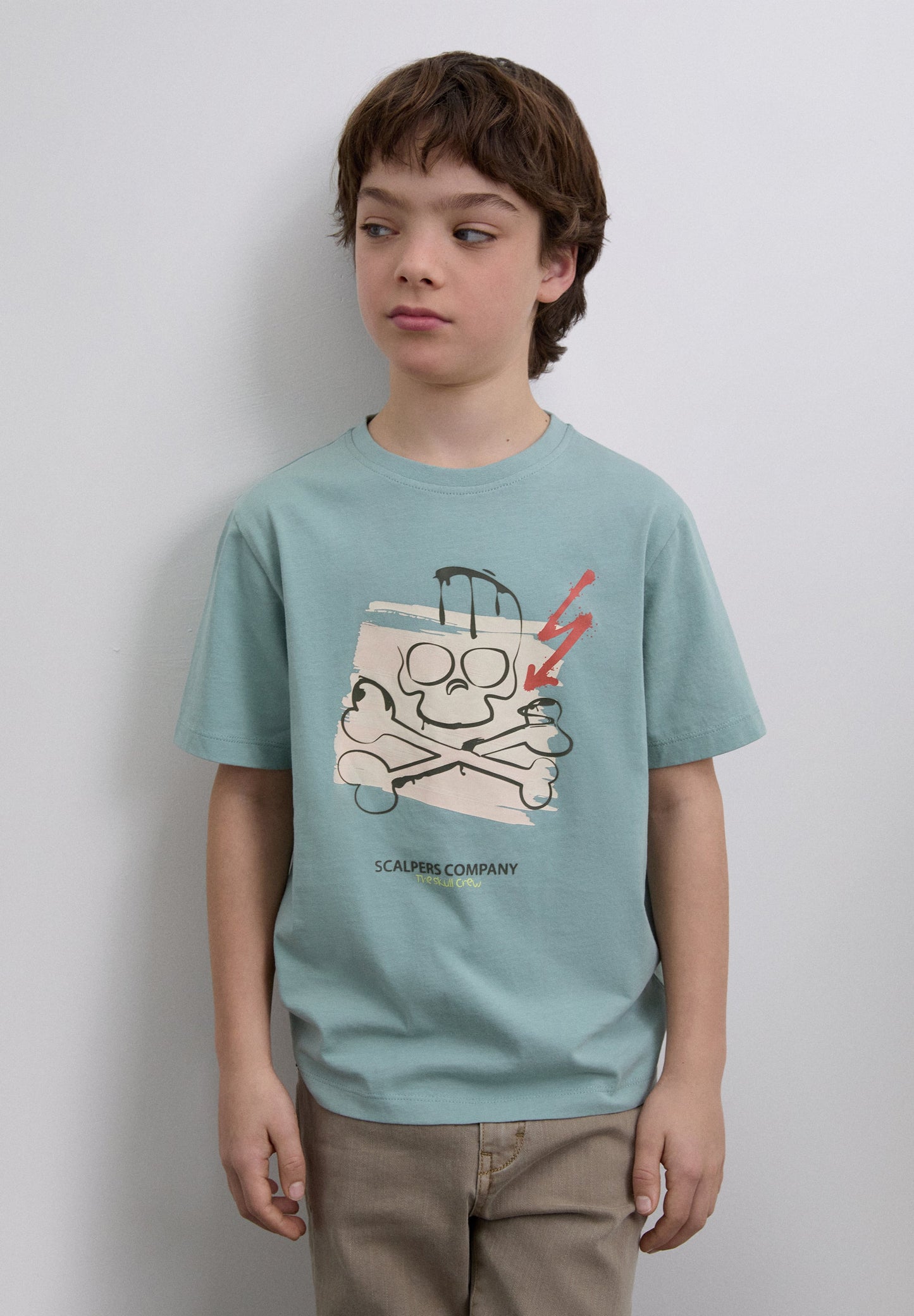 T-SHIRT COM PADRÃO DE LOGÓTIPO