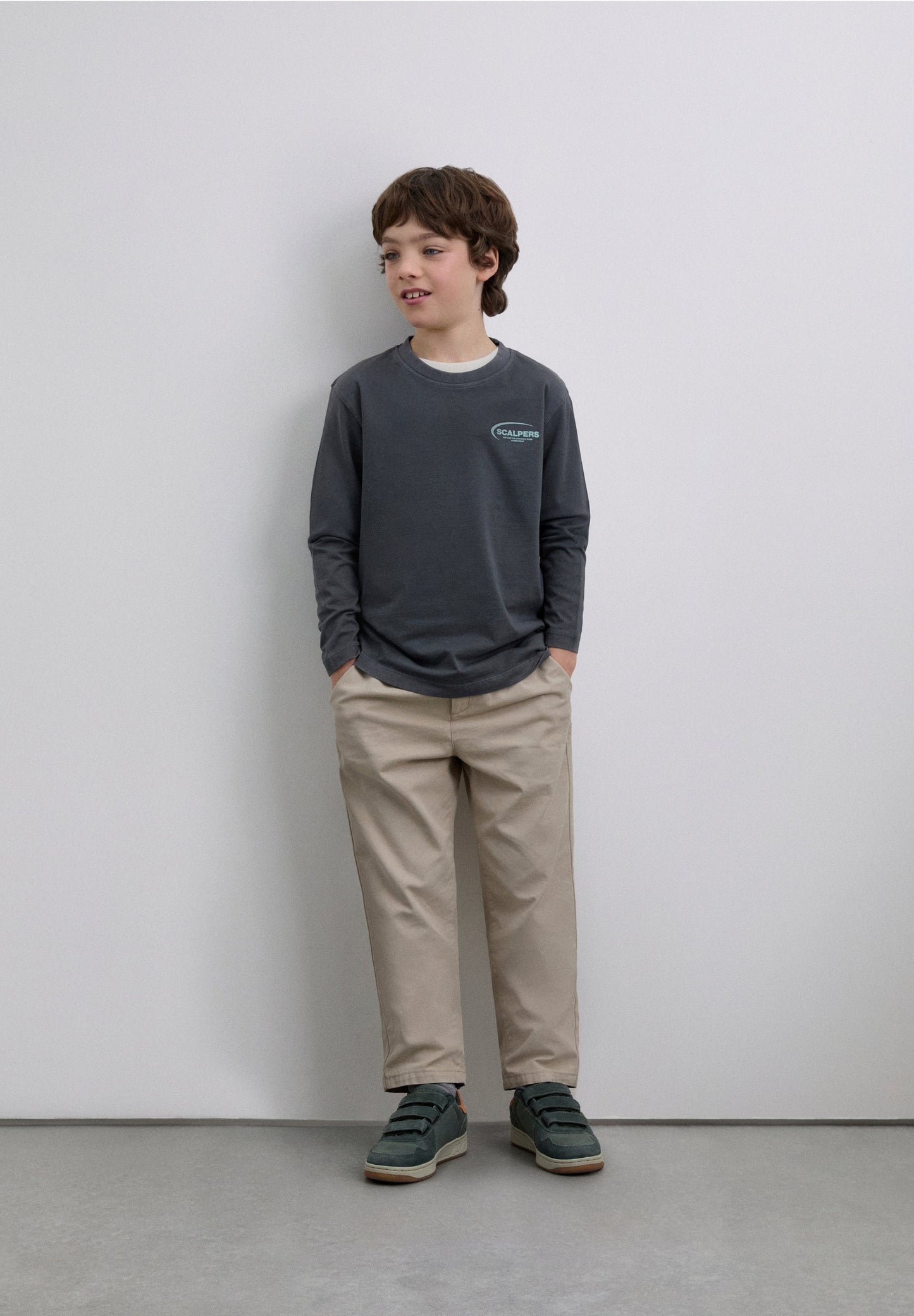 T-SHIRT COM PADRÃO E MANGA COMPRIDA