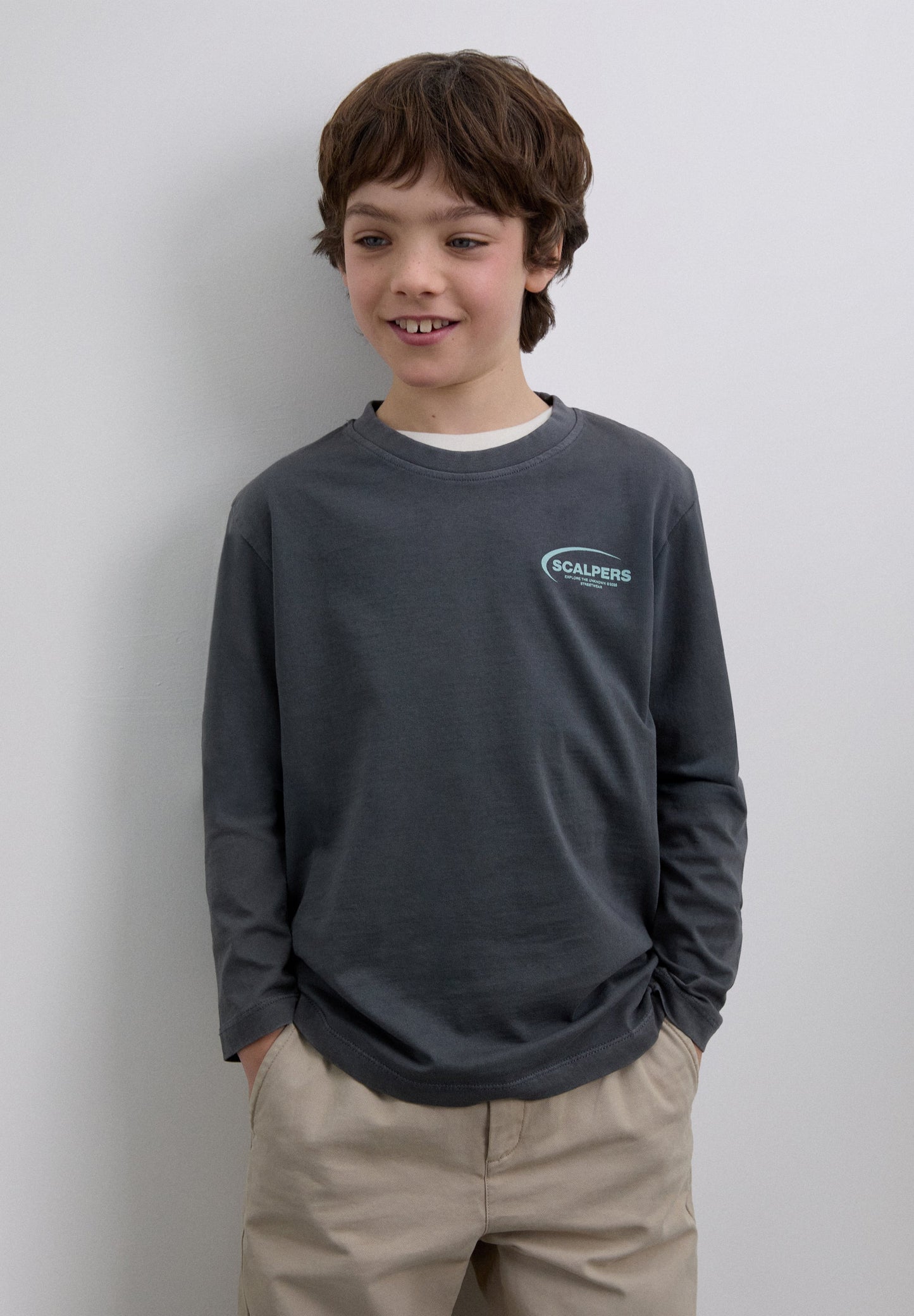 T-SHIRT COM PADRÃO E MANGA COMPRIDA