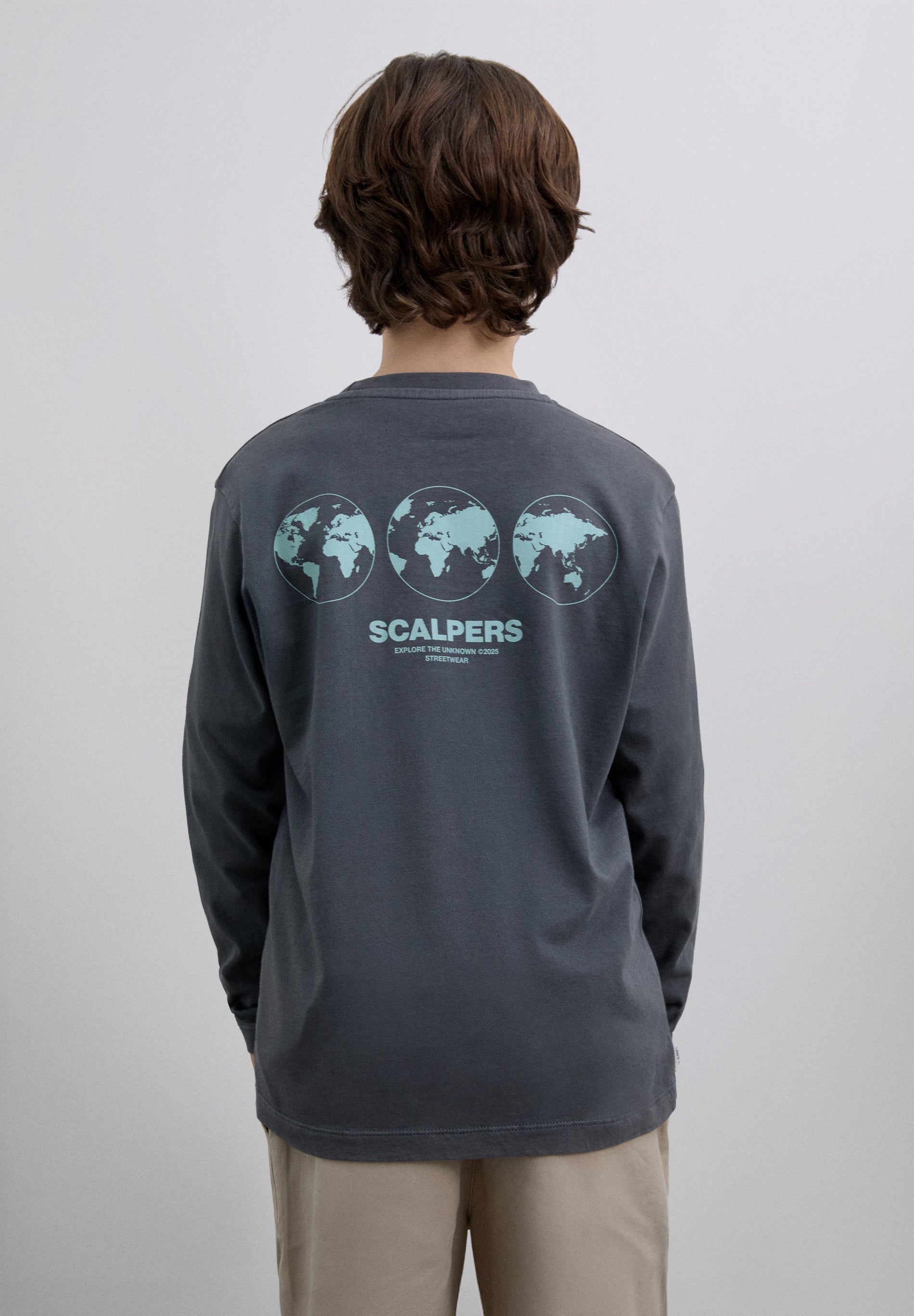 T-SHIRT COM PADRÃO E MANGA COMPRIDA