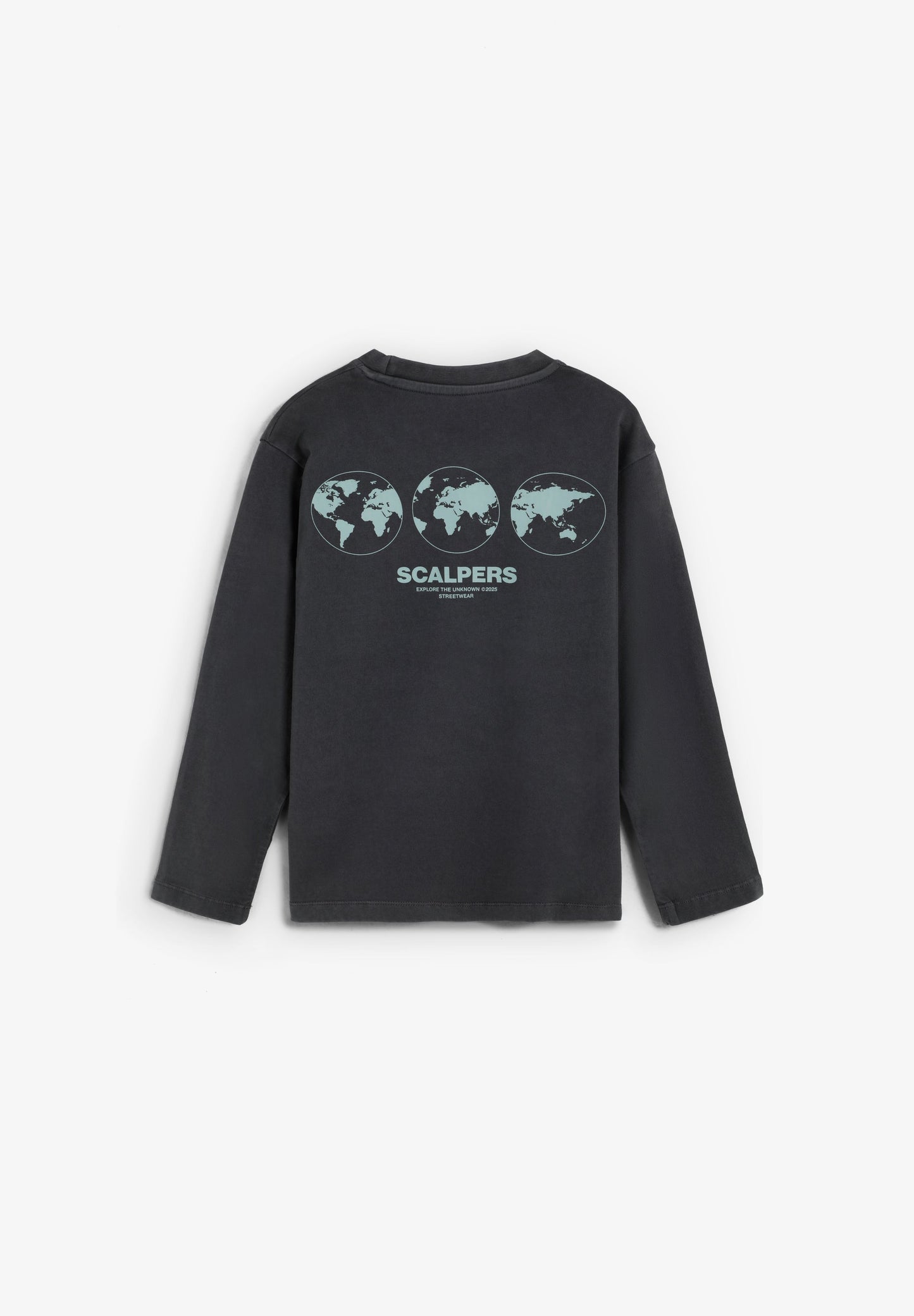 T-SHIRT COM PADRÃO E MANGA COMPRIDA