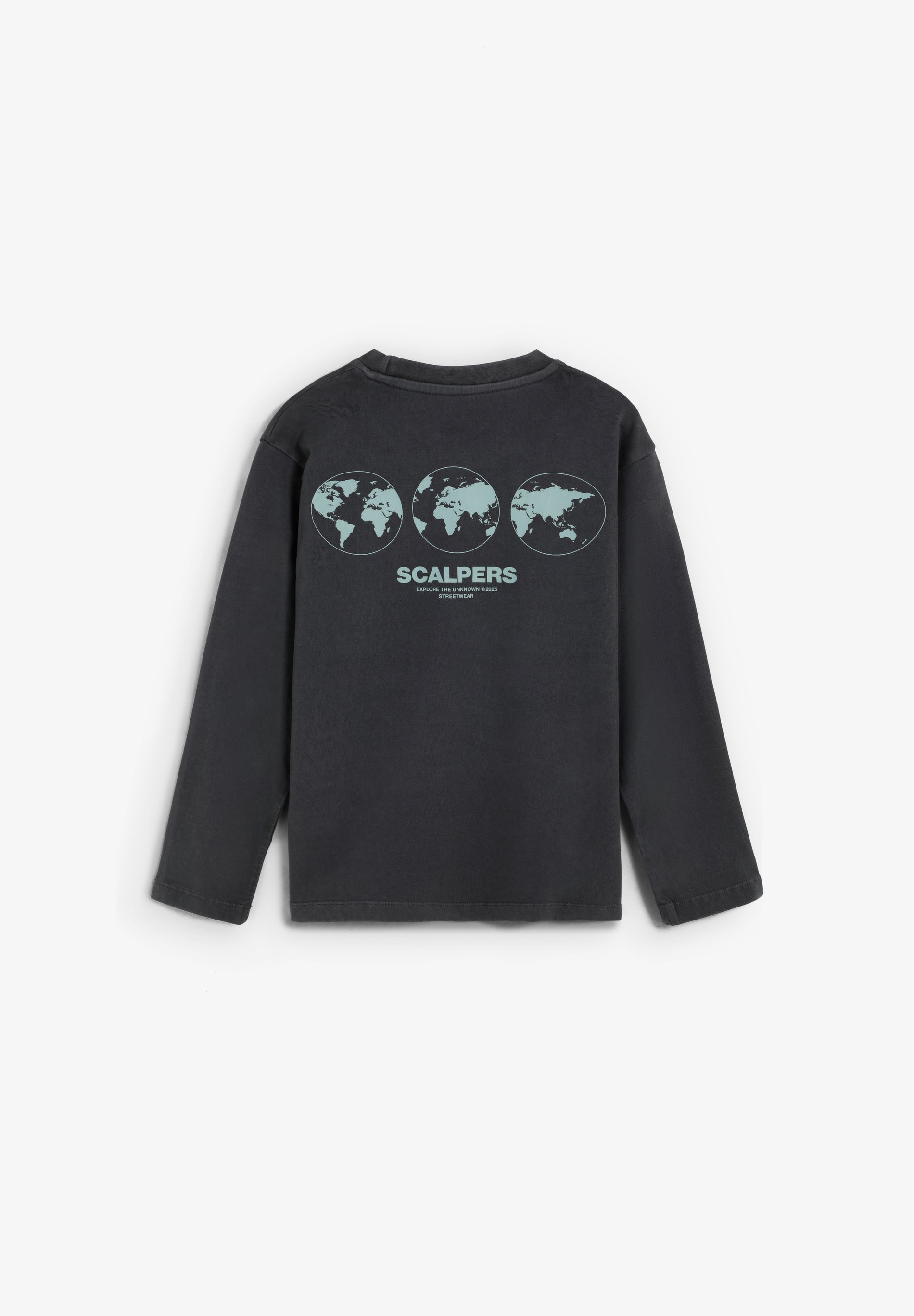 T-SHIRT COM PADRÃO E MANGA COMPRIDA