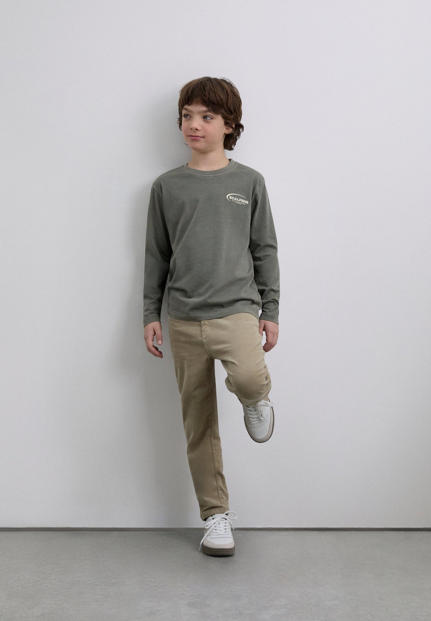 T-SHIRT COM PADRÃO E MANGA COMPRIDA