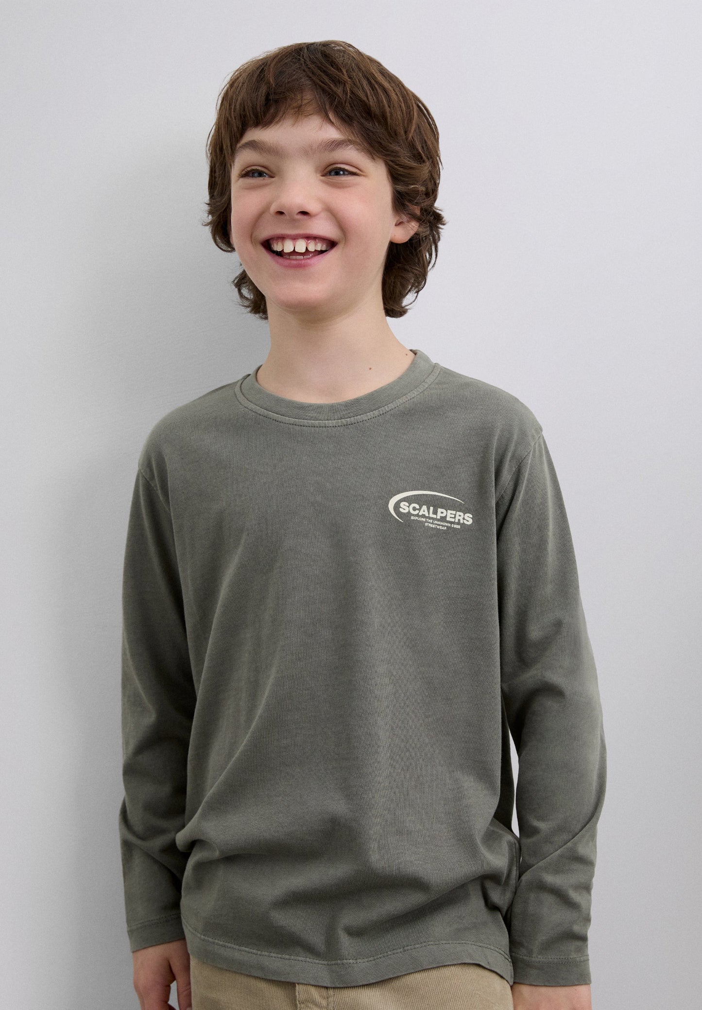 T-SHIRT COM PADRÃO E MANGA COMPRIDA