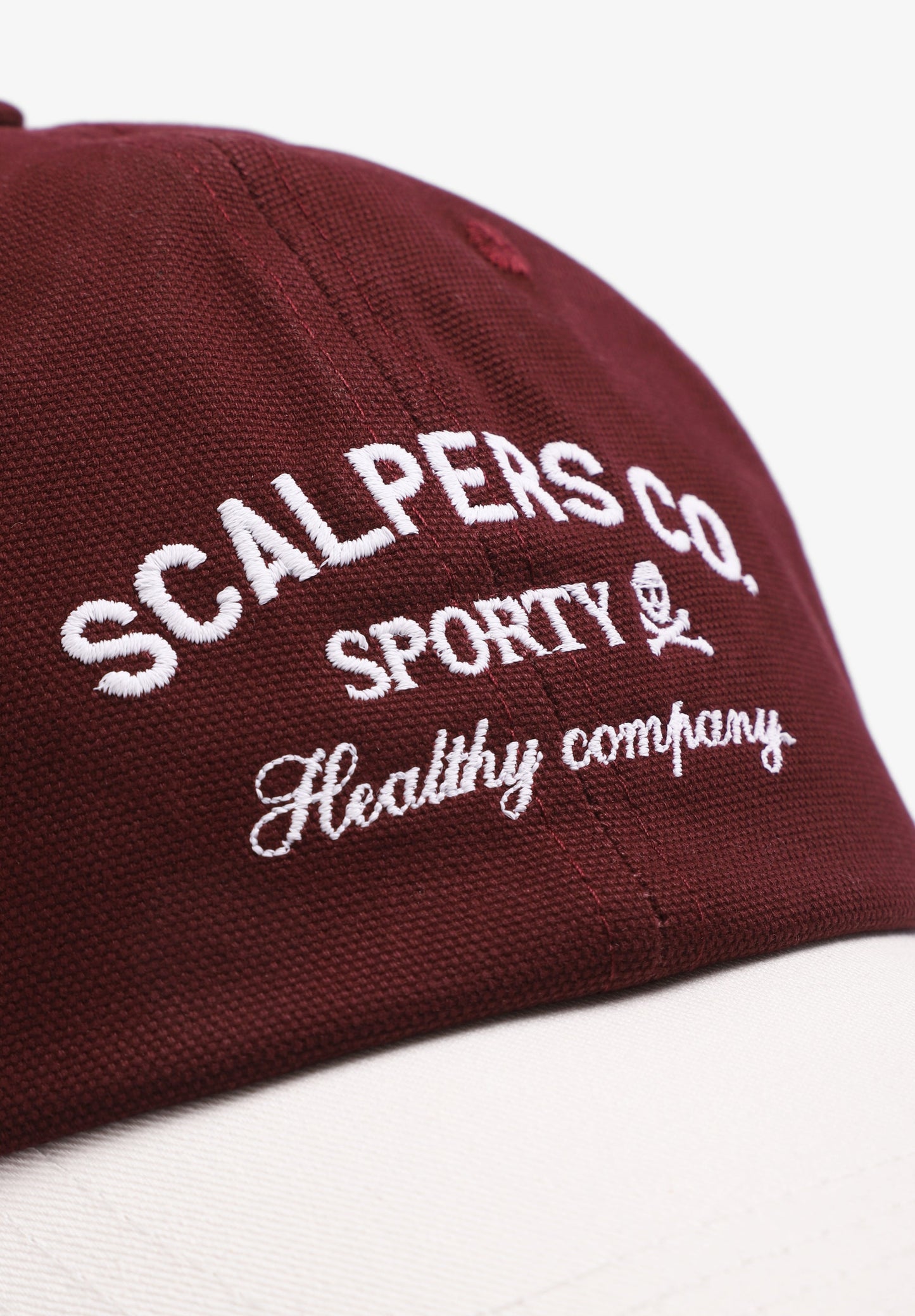 BONÉ COM LOGÓTIPO EM CONTRASTE