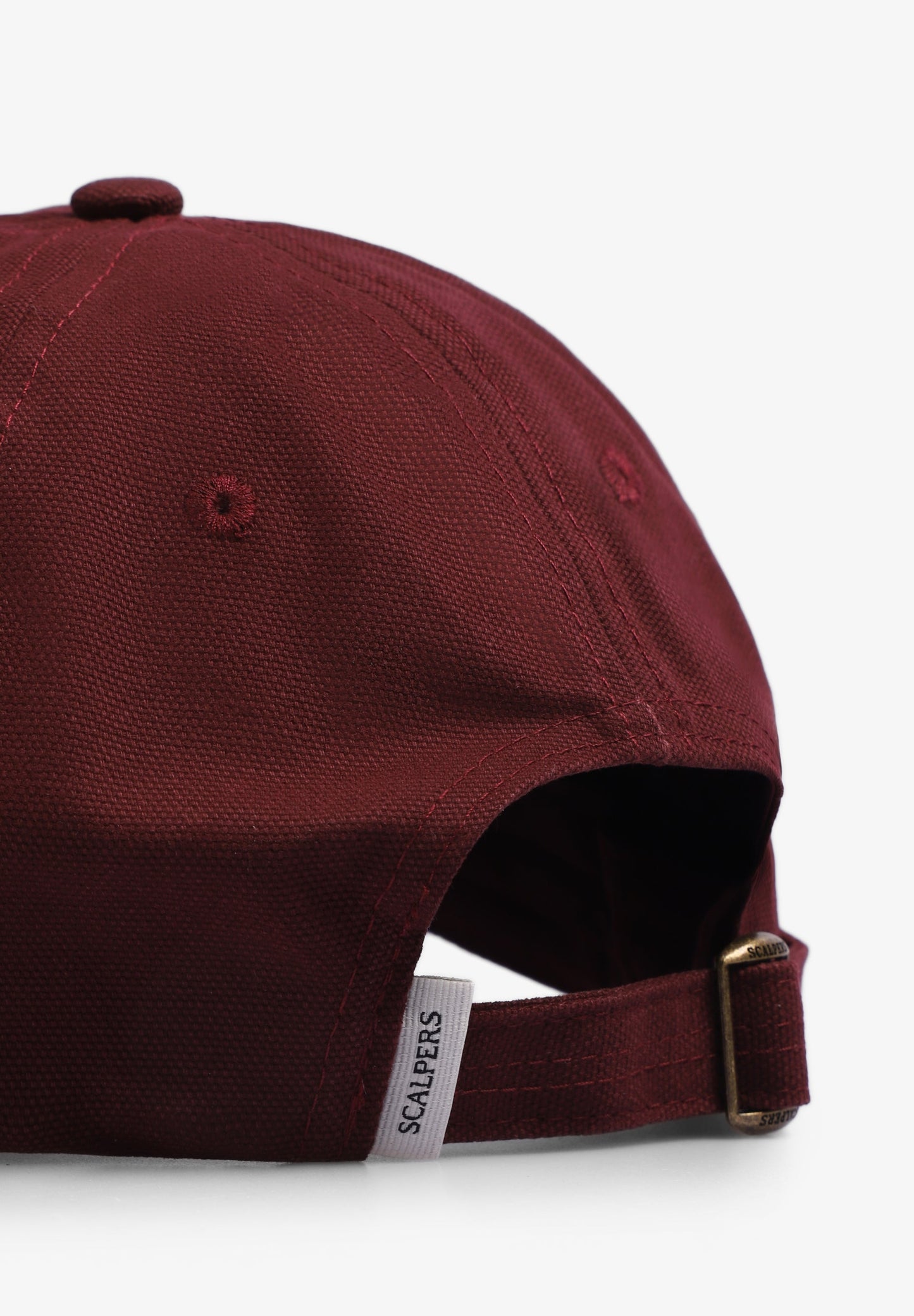 BONÉ COM LOGÓTIPO EM CONTRASTE