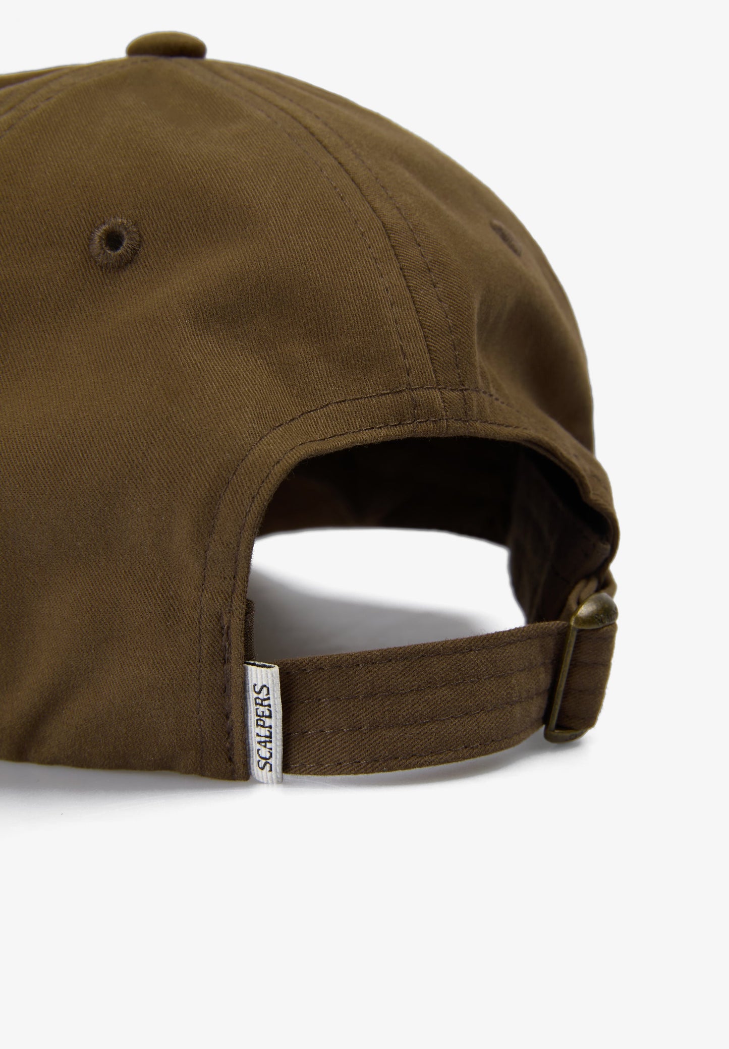 BONÉ COM LOGÓTIPO A CONTRASTAR