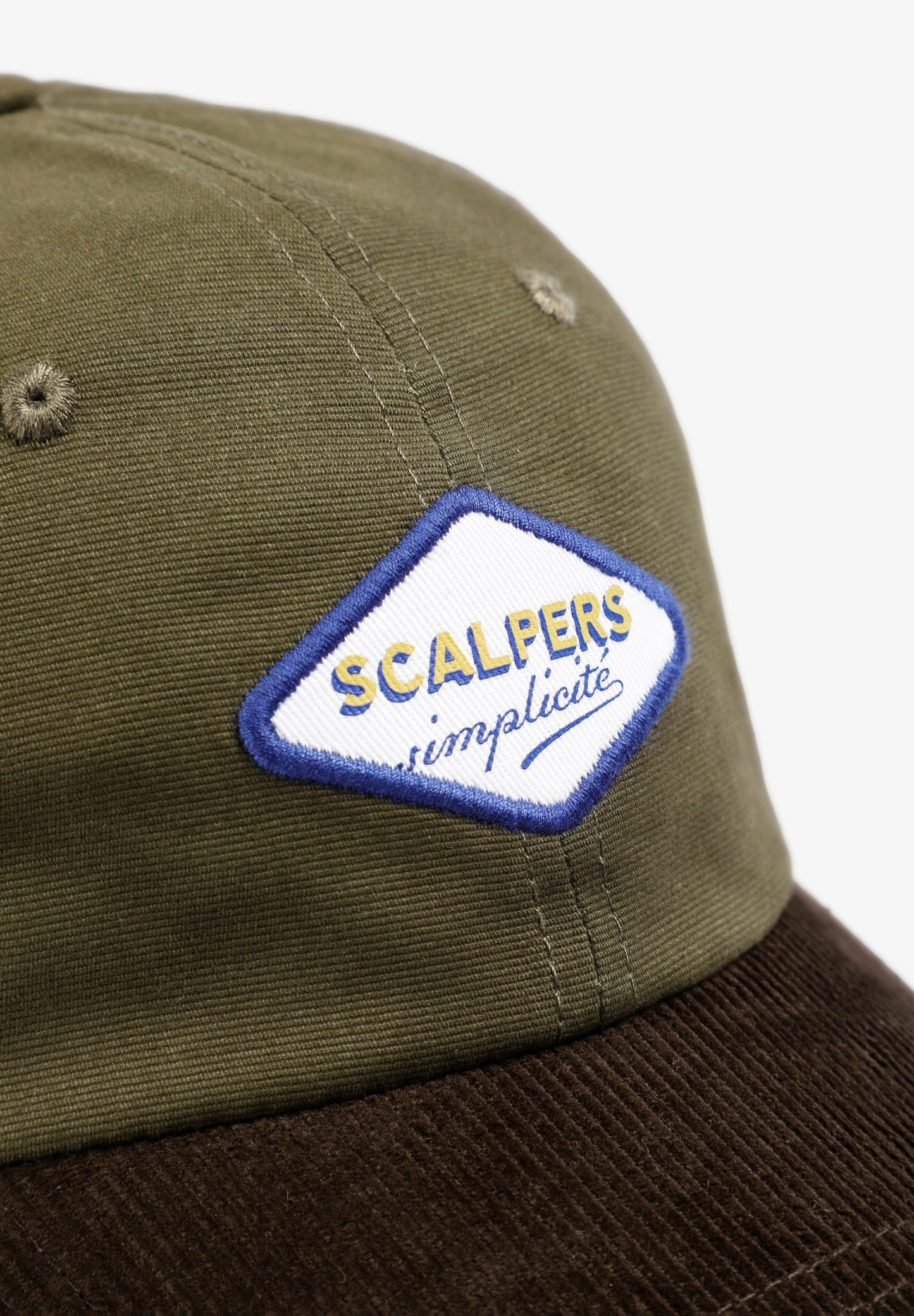 BONÉ DE BOMBAZINA CONTRASTE BORDADO