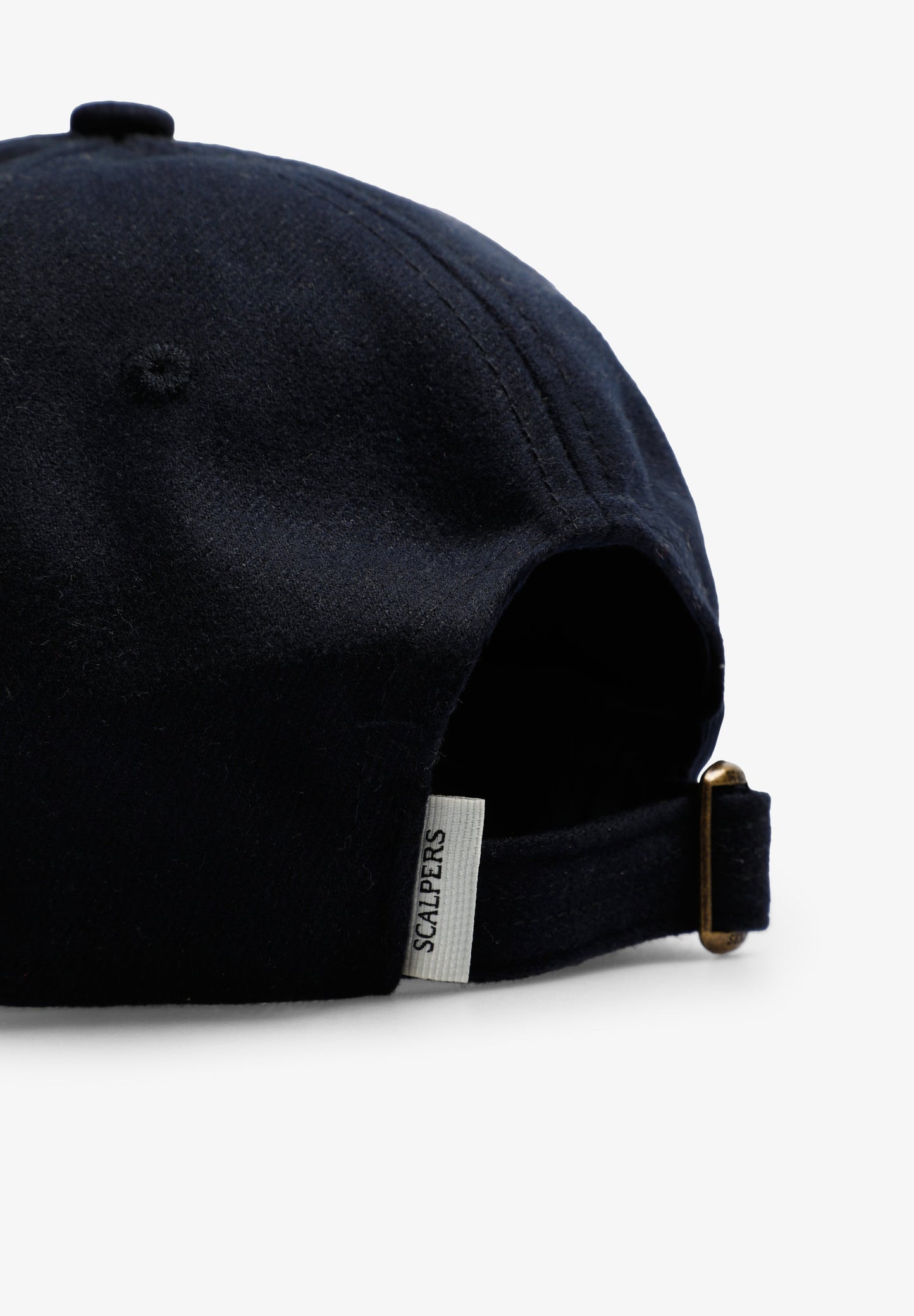 BONÉ DE LÃ BORDADO EM CONTRASTE