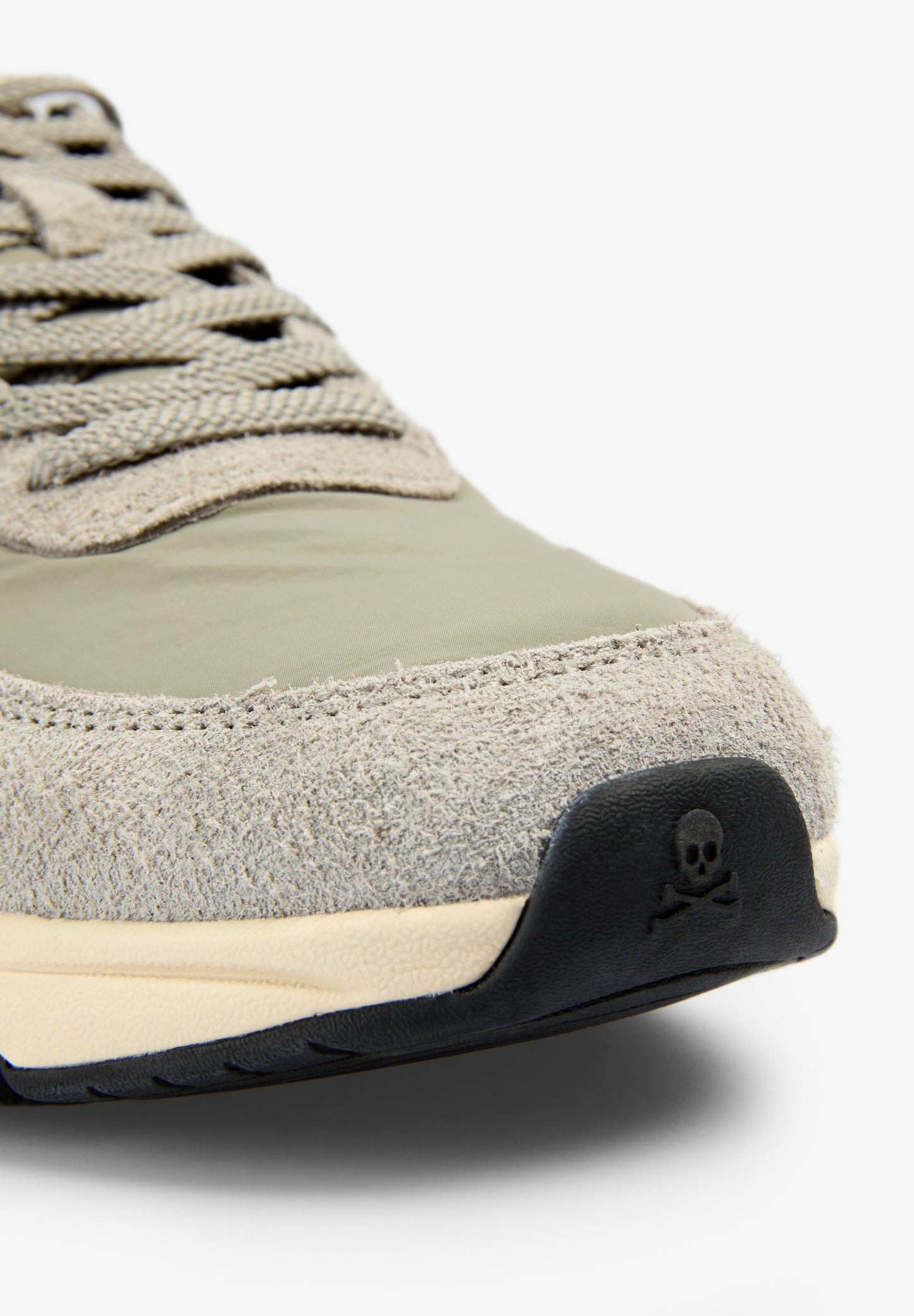 SAPATILHAS DE CAMURÇA EM CONTRASTE