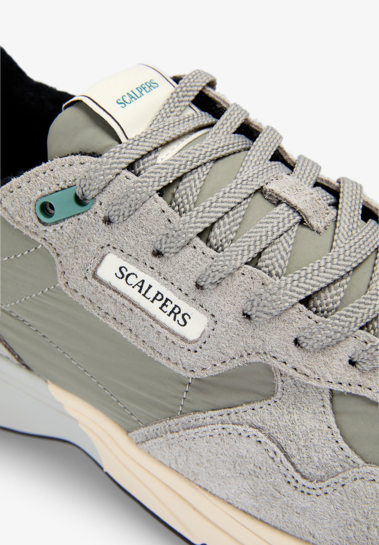 SAPATILHAS DE CAMURÇA EM CONTRASTE