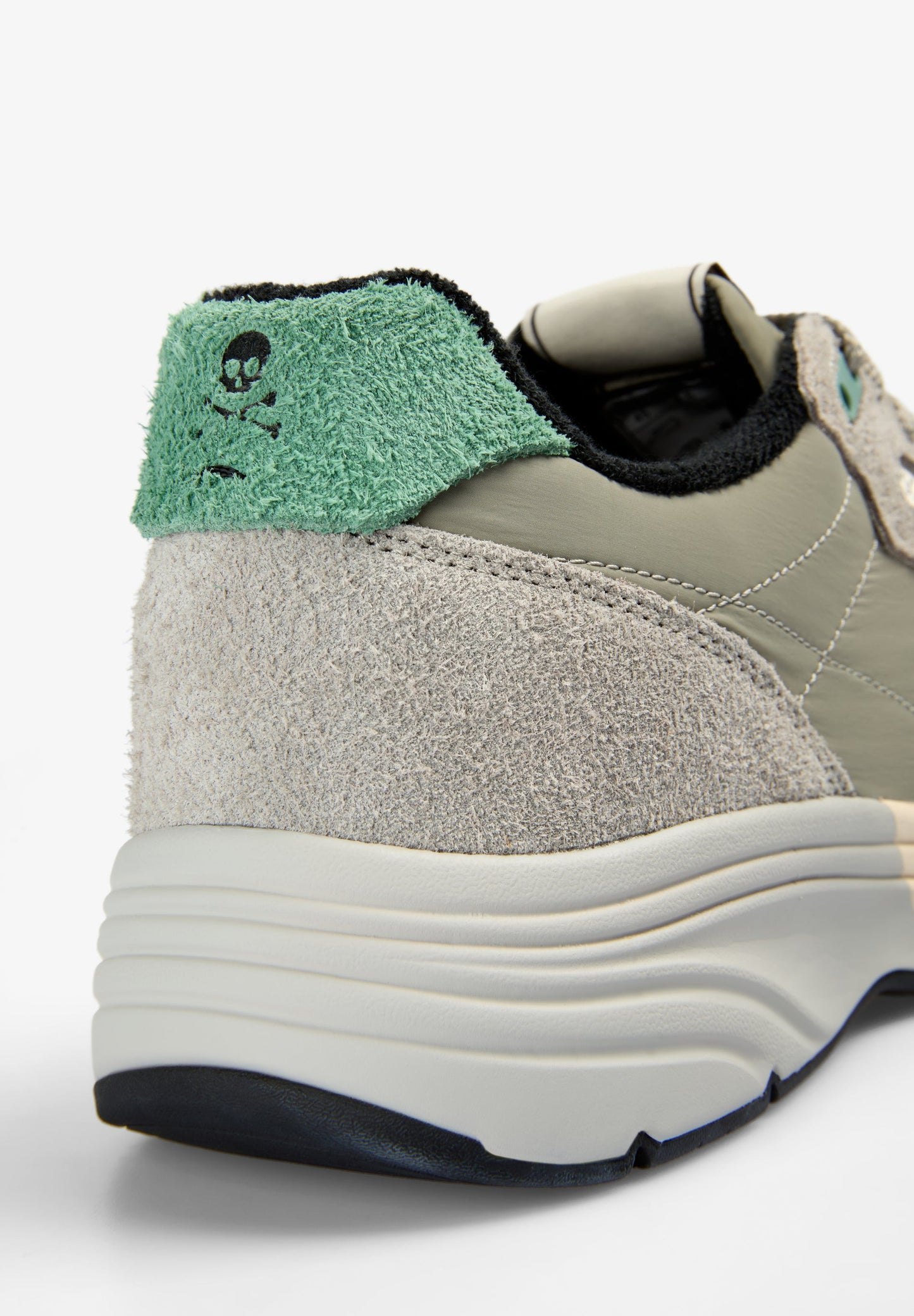 SAPATILHAS DE CAMURÇA EM CONTRASTE