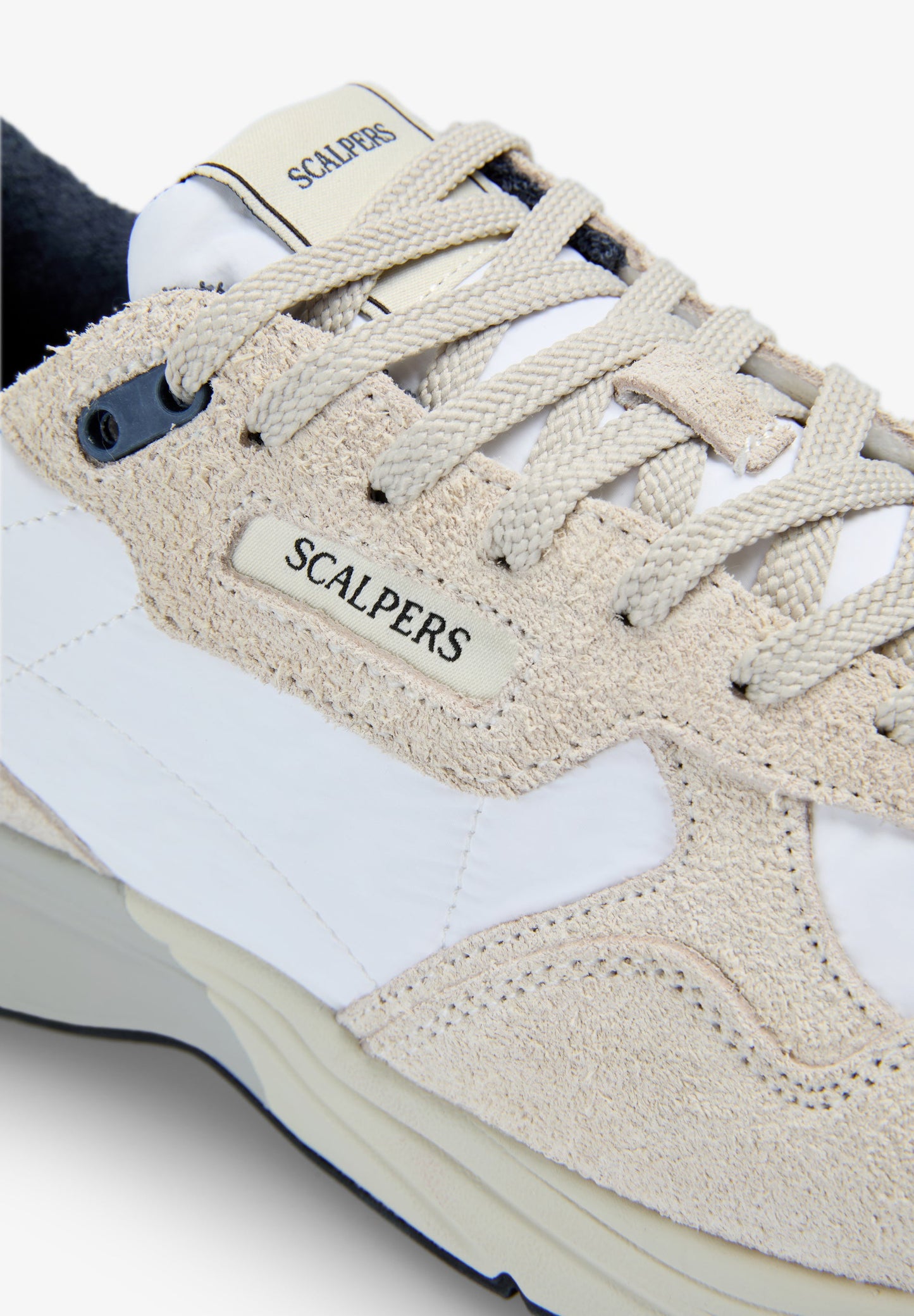 SAPATILHAS DE CAMURÇA EM CONTRASTE