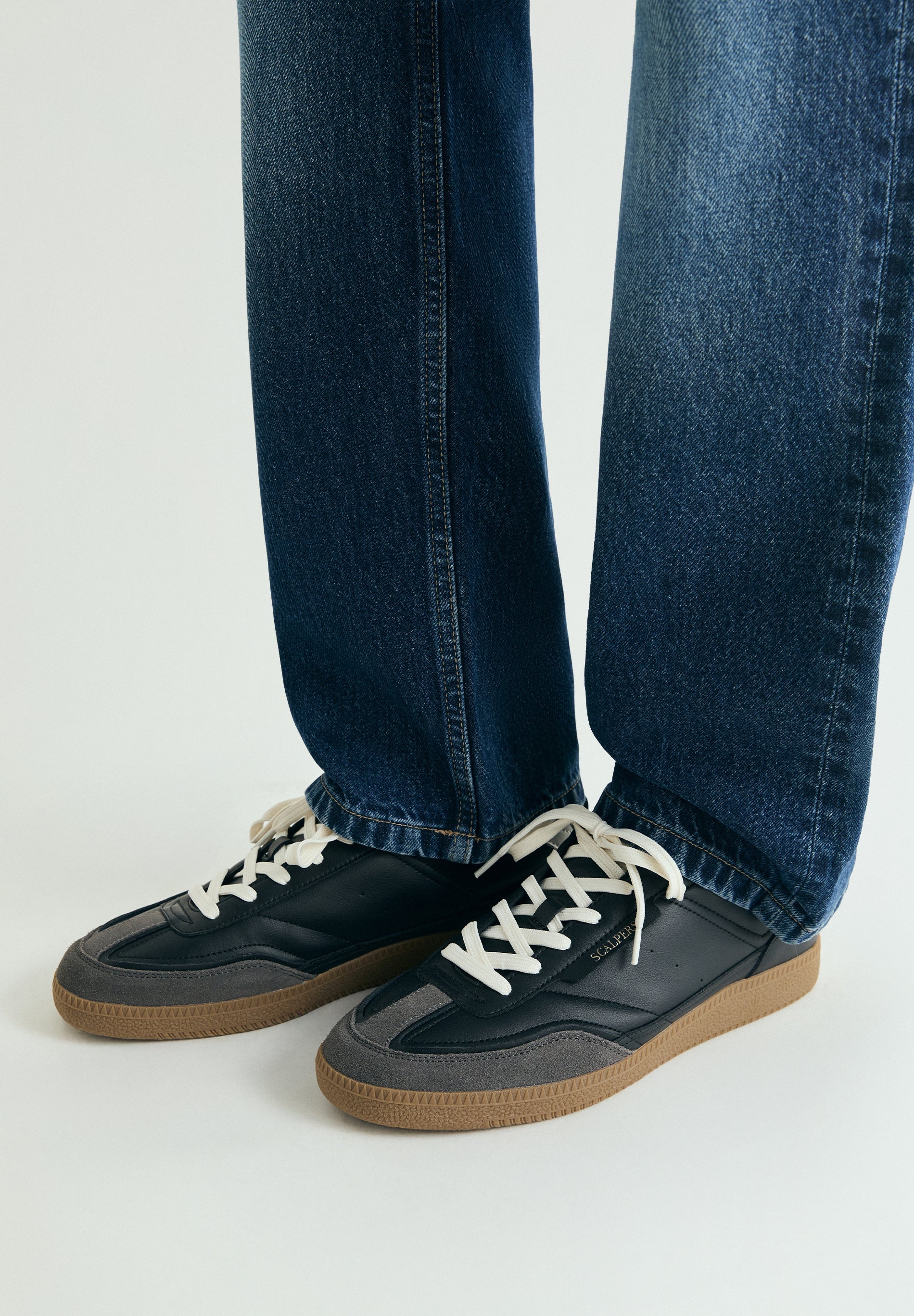 SAPATILHAS DE PELE COM SOLA EM CONTRASTE