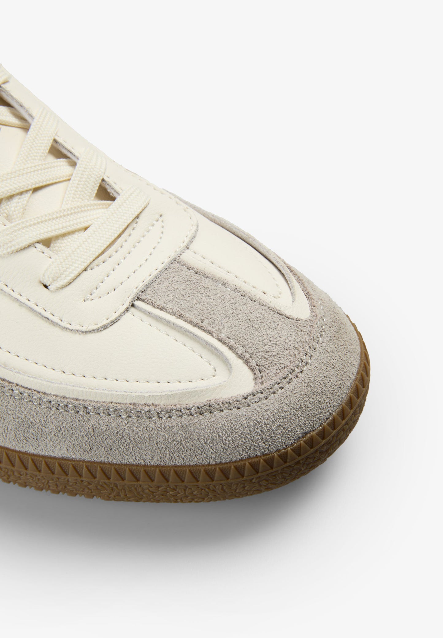 SAPATILHAS DE PELE COM SOLA EM CONTRASTE