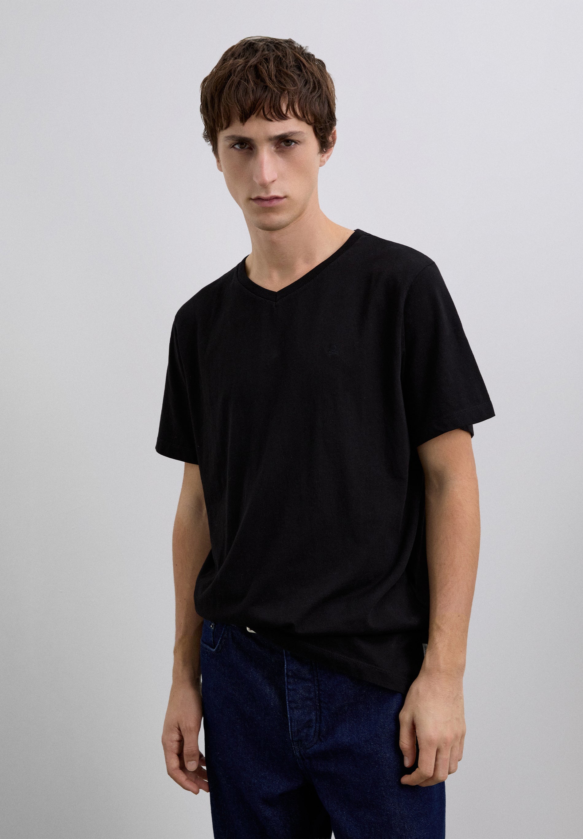 T-SHIRT COM SKULL BORDADA NO TOM