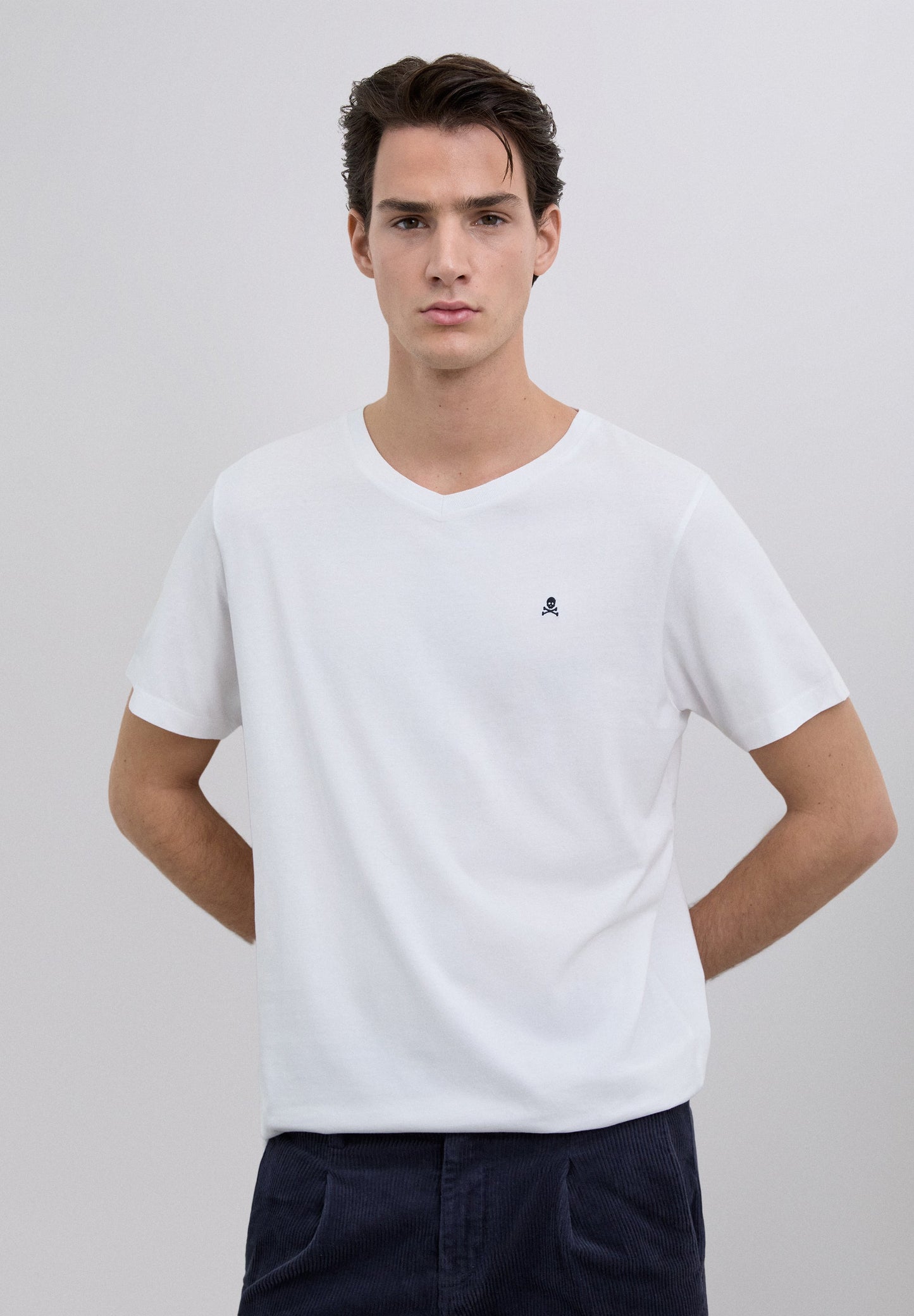 T-SHIRT CAVEIRA BORDADA