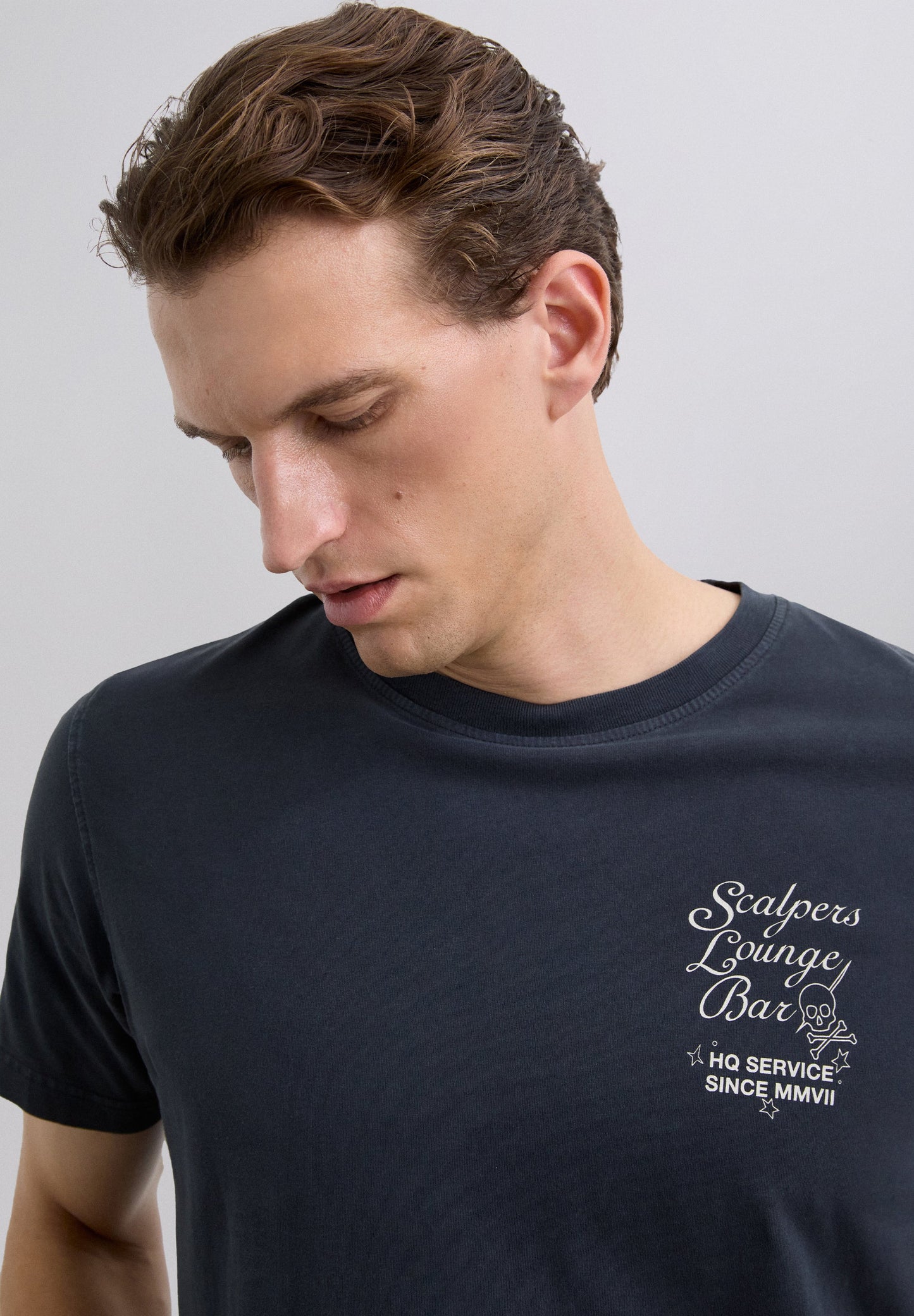 T-SHIRT COM PADRÃO LOUNGE BAR