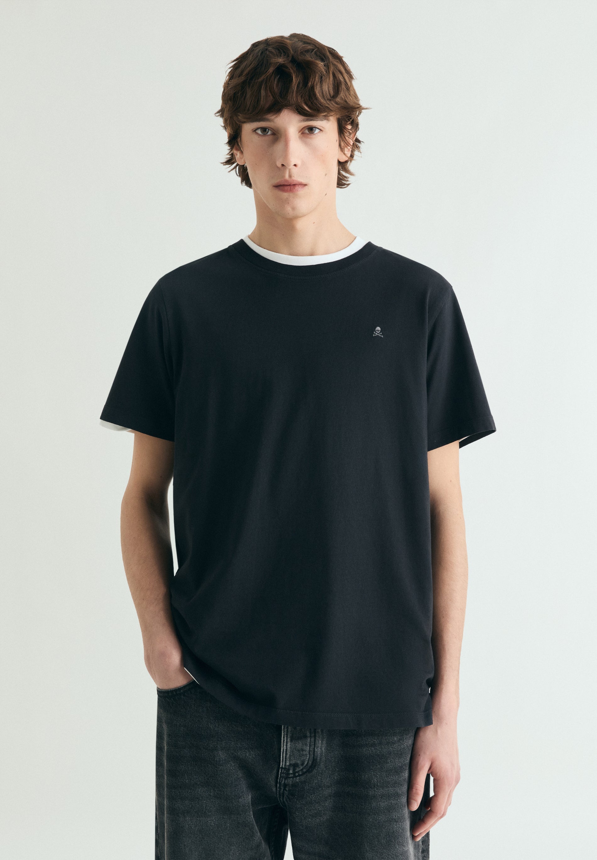T-SHIRT BORDADA COM EFEITO LAVADO
