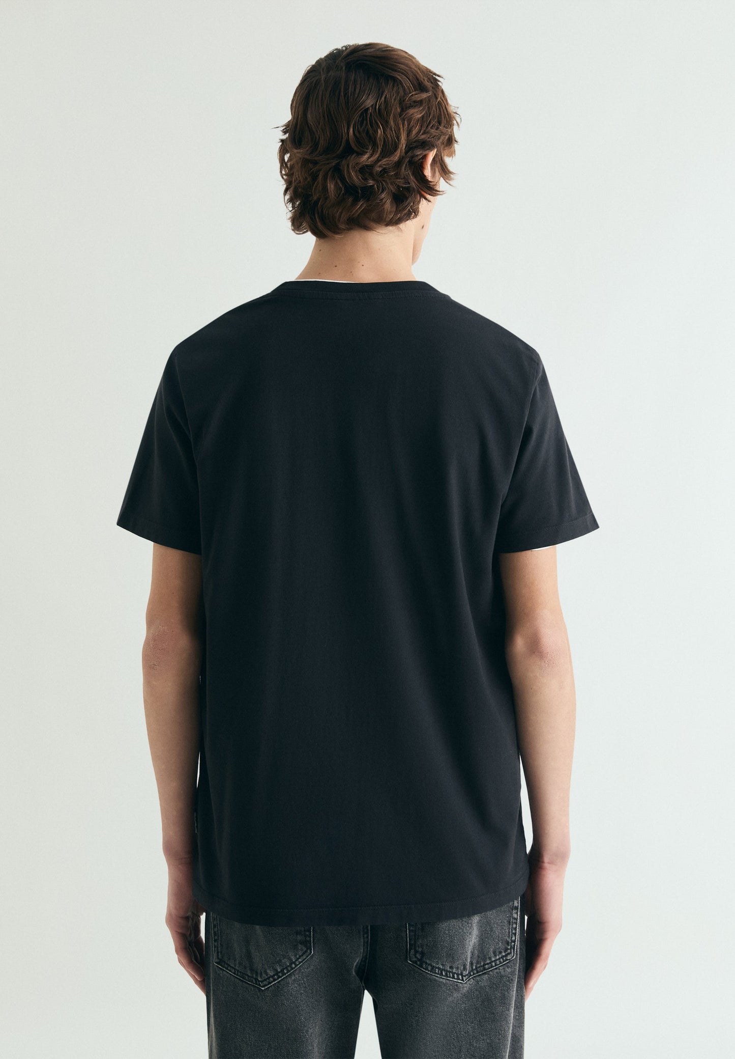 T-SHIRT BORDADA COM EFEITO LAVADO