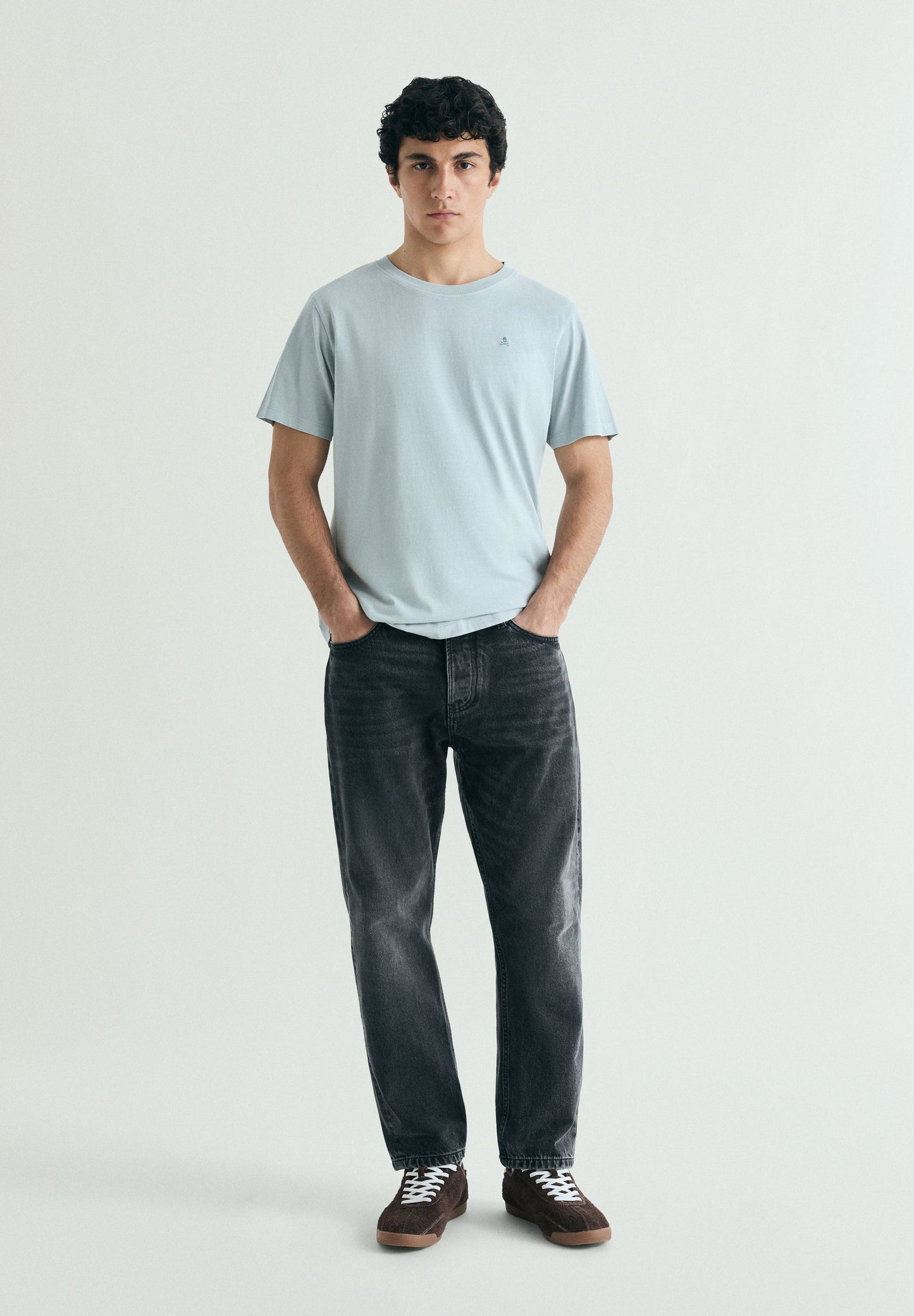 T-SHIRT BORDADA COM EFEITO LAVADO