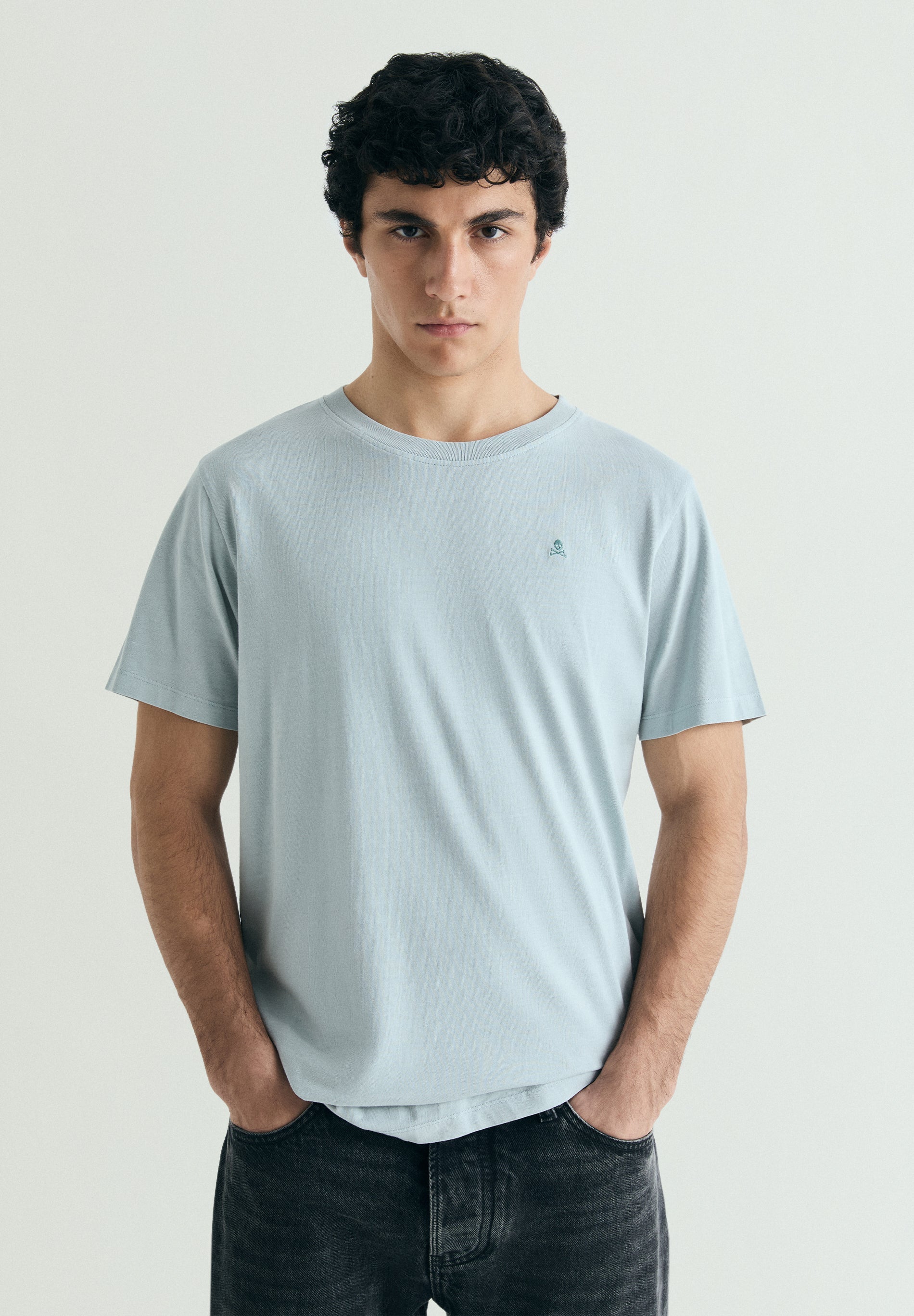 T-SHIRT BORDADA COM EFEITO LAVADO